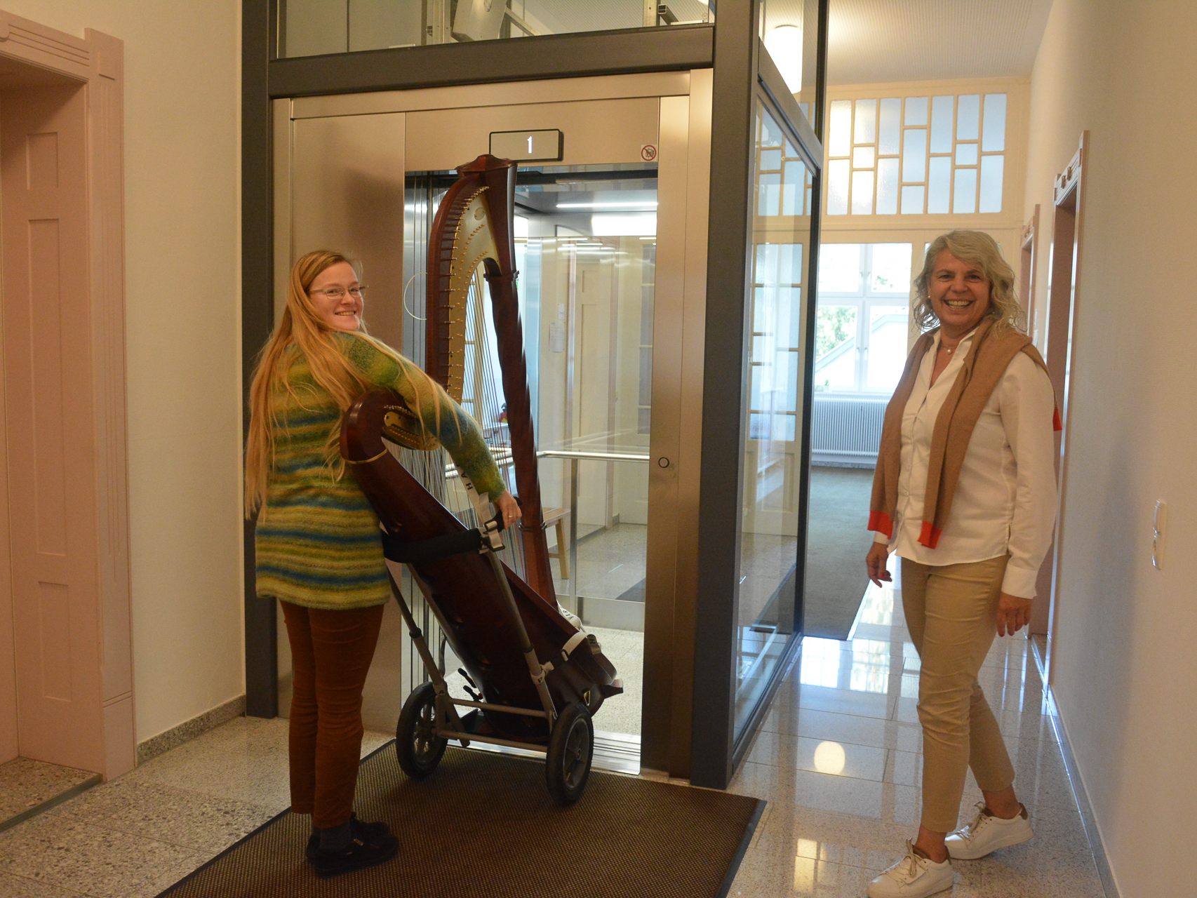 In der Rheintalischen Musikschule gibt es seit Schulbeginn einen Lift. Harfenlehrerin Sophie Hörmann (links) und Direktorin Doris Glatter-Götz freuen sich über diese neue Errungenschaft.