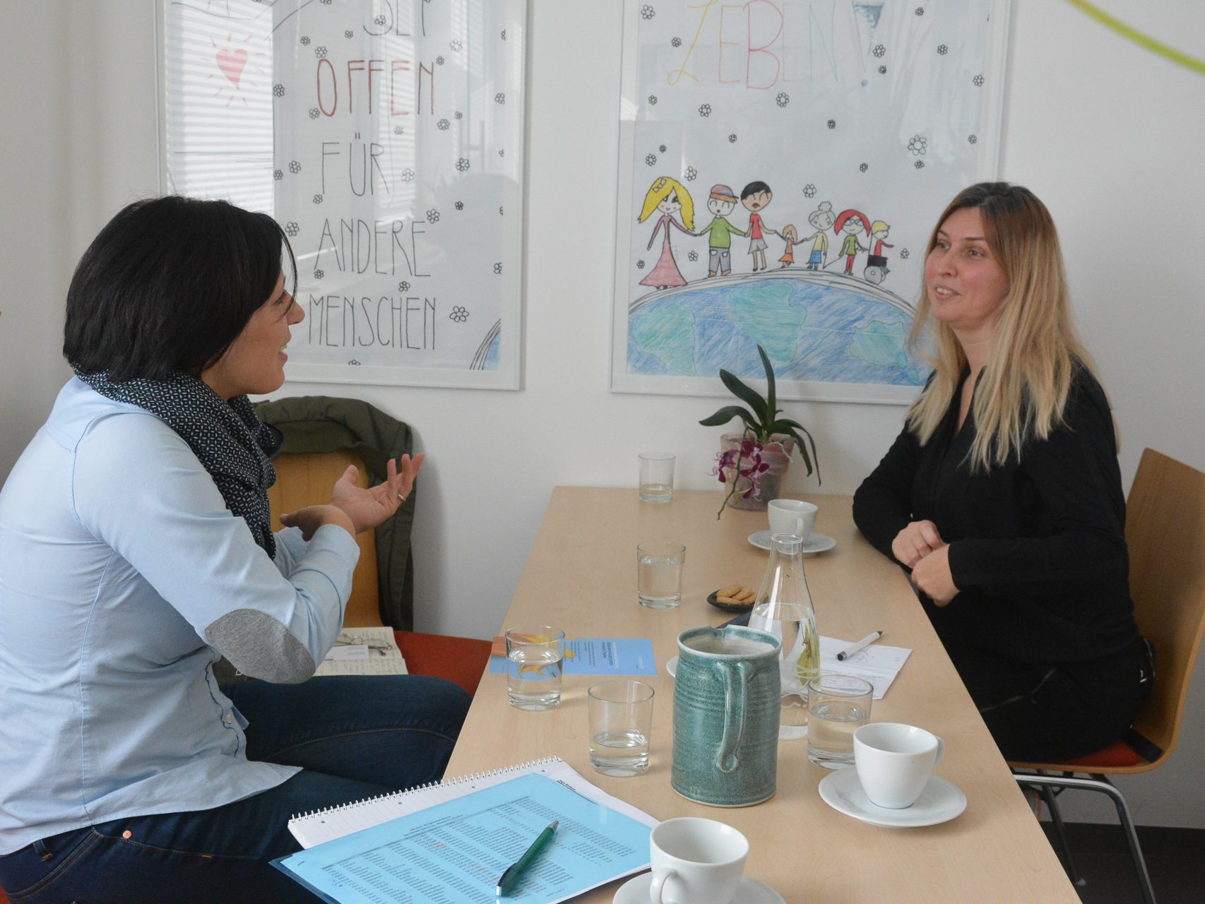 Die Ukrainerin Olena (rechts) erzählt Evi Mairer über ihre Flucht.