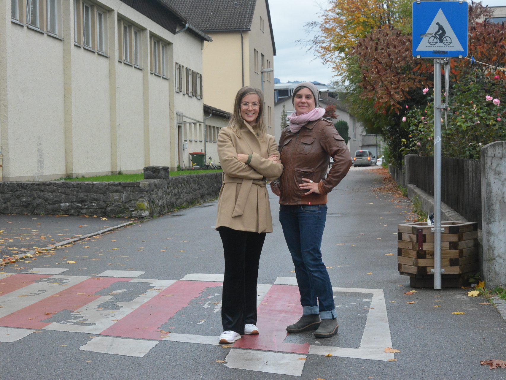 Die Anrainerinnen Sandra Pozzera und Jasmine König kritisieren den zu schnell fahrenden Durchzugsverkehr im Winkel. Die Anrainerinnen Sandra Pozzera und Jasmine König kritisieren den zu schnell fahrenden Durchzugsverkehr im Winkel.