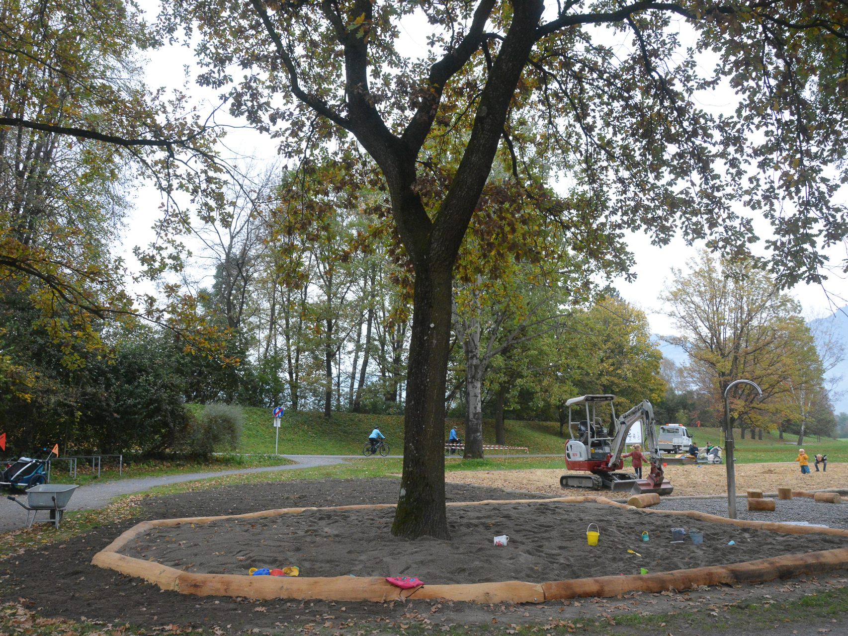 Neben dem Volleyballplatz wurde nun für Kinder eine wahre Sandspieloase gebaut.