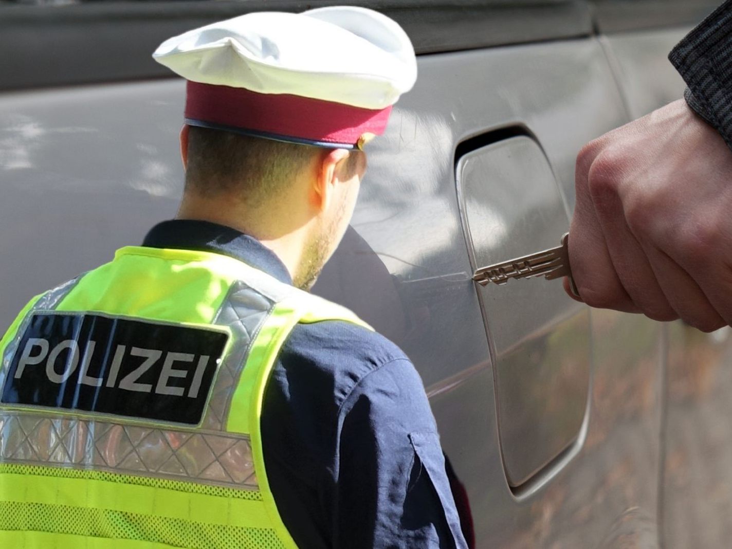 An dem Pkw entstand Sachschaden in Höhe von knapp 5000 Euro. An dem Pkw entstand Sachschaden in Höhe von knapp 5000 Euro.