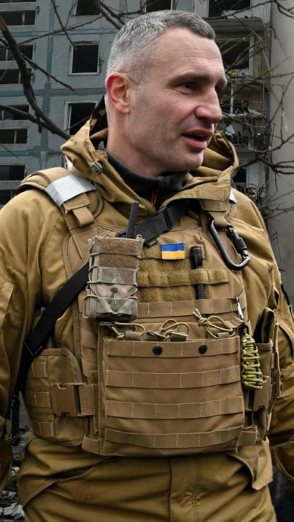 Es habe mehrere Einschläge gegeben, teilte Bürgermeister Witali Klitschko auf dem Kurznachrichtendienst Telegram mit.