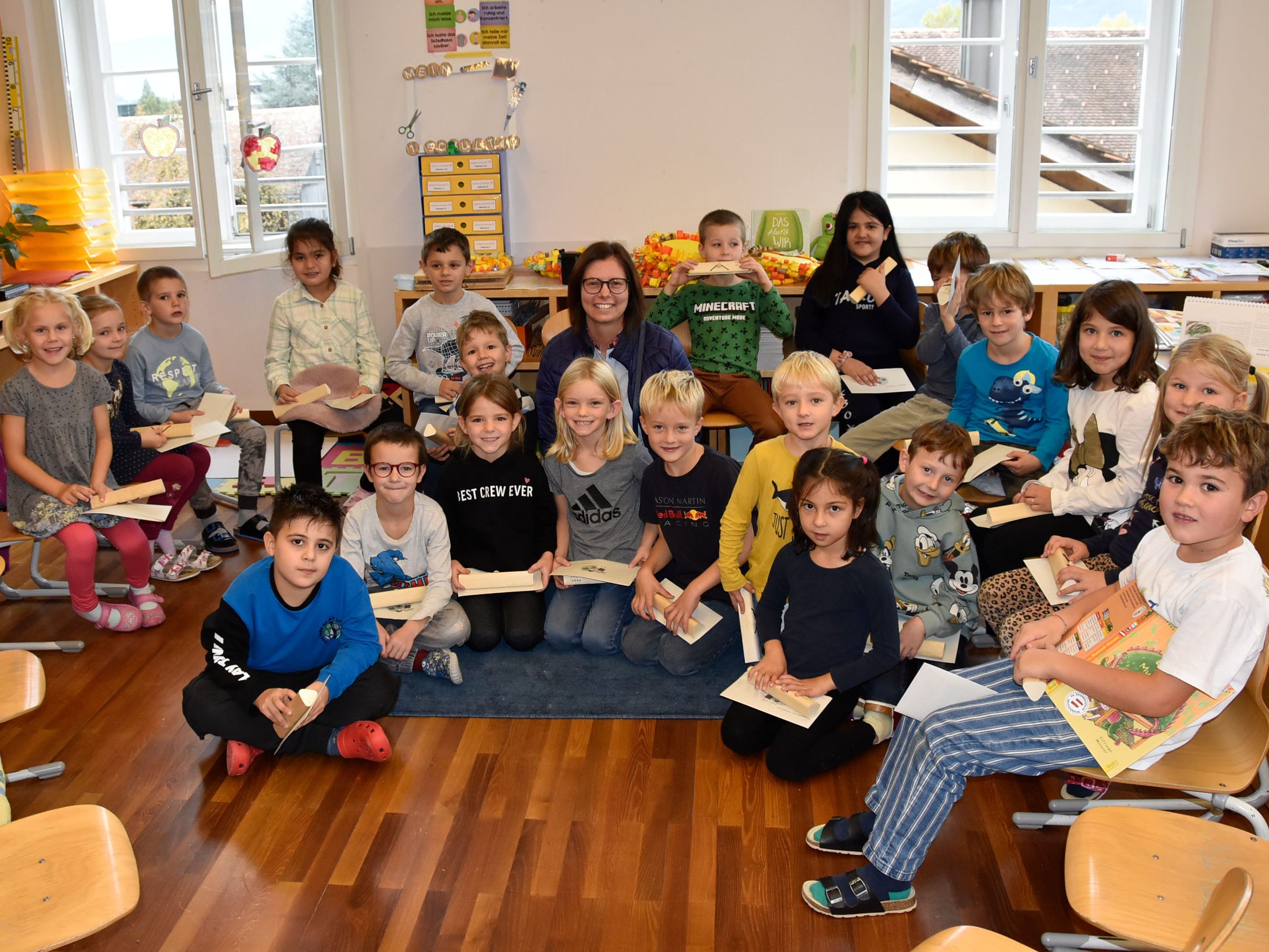 Bürgermeisterin Katharina Wöß-Krall mit den Erstklässlern der Volksschule Markt.
