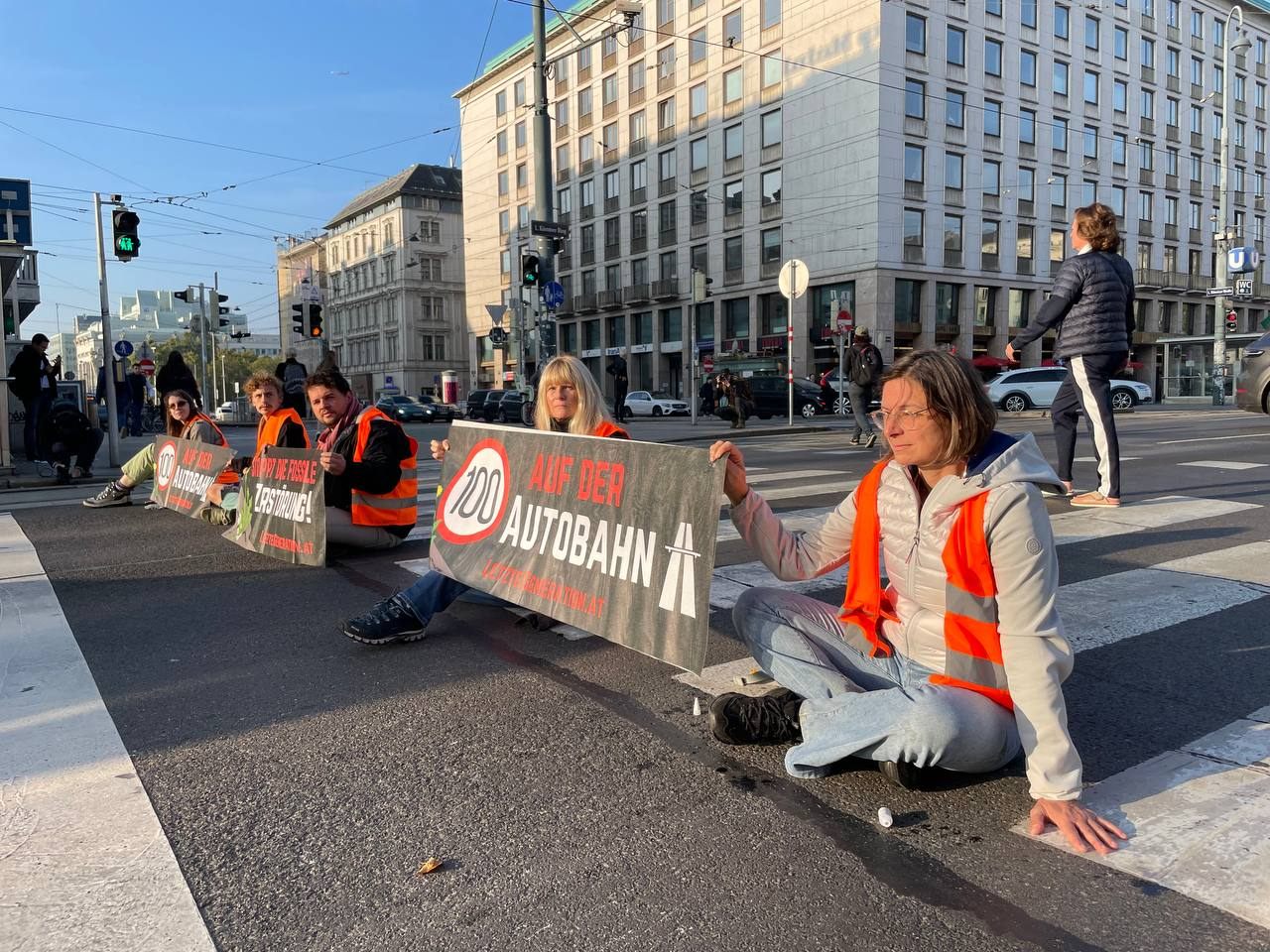 Am Montag klebten sich Klimaaktivisten am Wiener Ring auf der Fahrbahn fest. Am Montag klebten sich Klimaaktivisten am Wiener Ring auf der Fahrbahn fest.