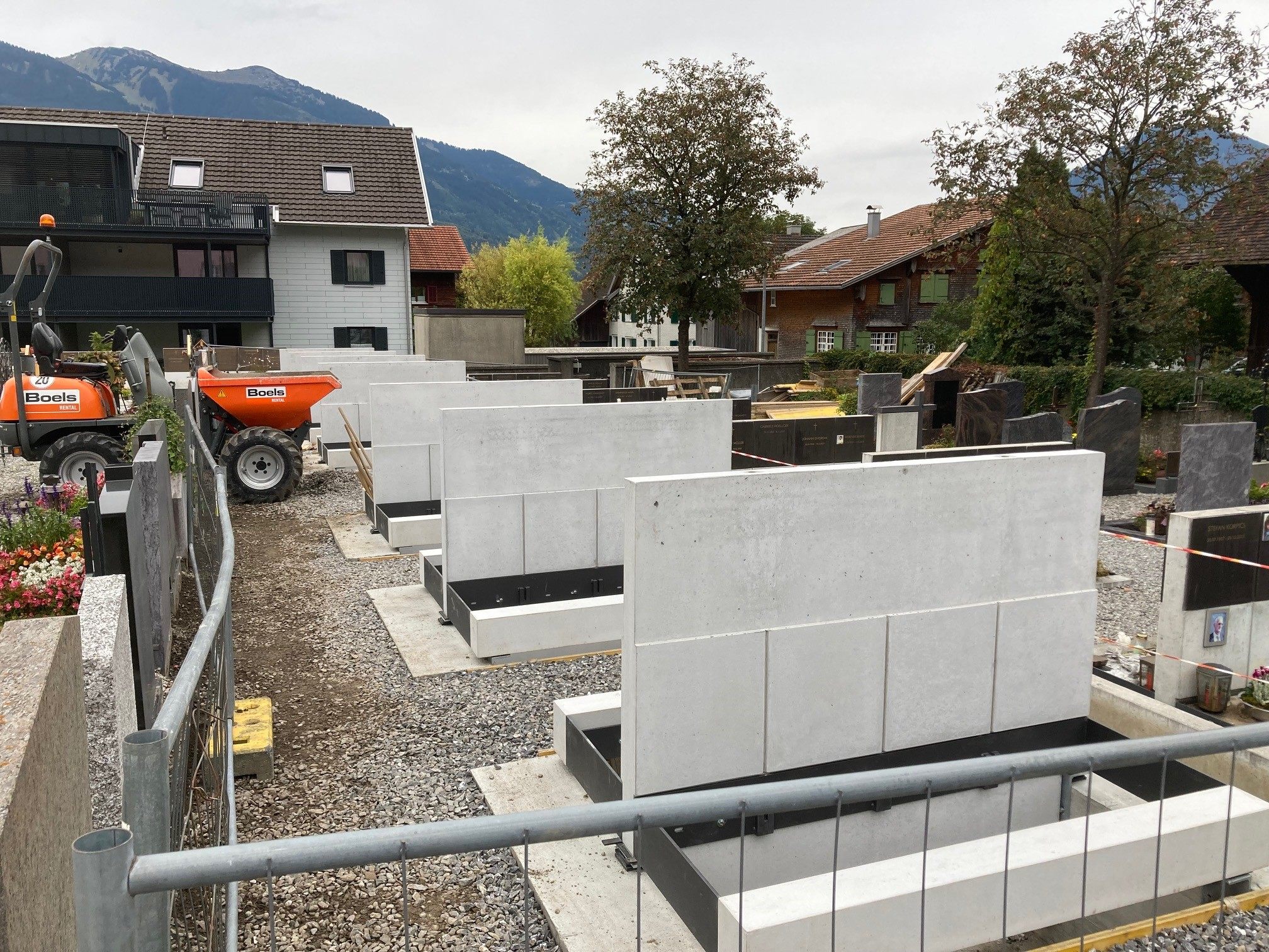 Jährlich besteht in Nenzing Bedarf an zehn bis zwölf zusätzlichen Gräbern, der Friedhof wird nun erweitert.