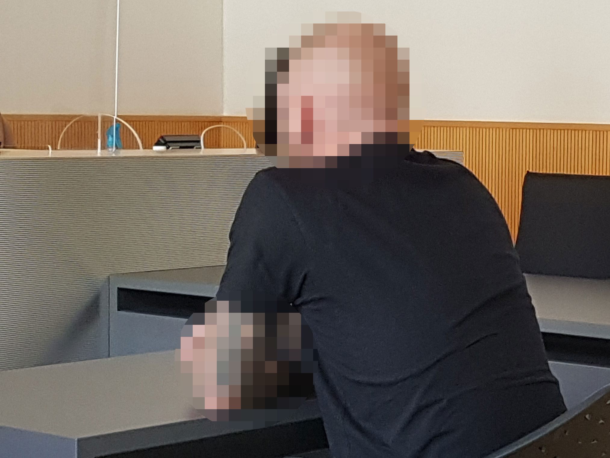 Der Angeklagte im Gerichtssaal.