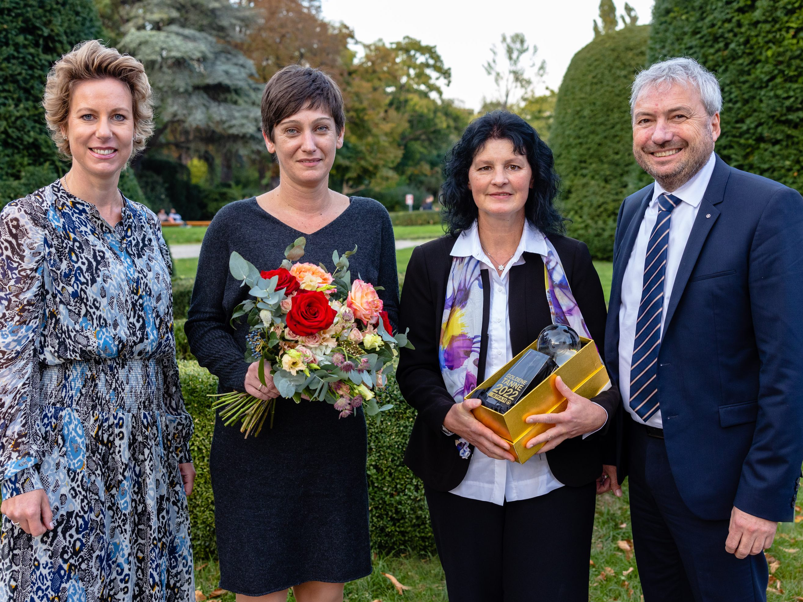 Mag. Carina Pollhammer (Geschäftsführerin SPAR Vorarlberg), Gewinnerinnen Sanela Moosmann (Stellvertretende Geschäftsführerin Ortskonsumverein Mellau) und Edith Feuerstein (Geschäftsführerin Ortskonsumverein Mellau) und Thomas Schwärzler (Vertriebsleiter SPAR Einzelhandel) © SPAR/Johannes Brunnbauer