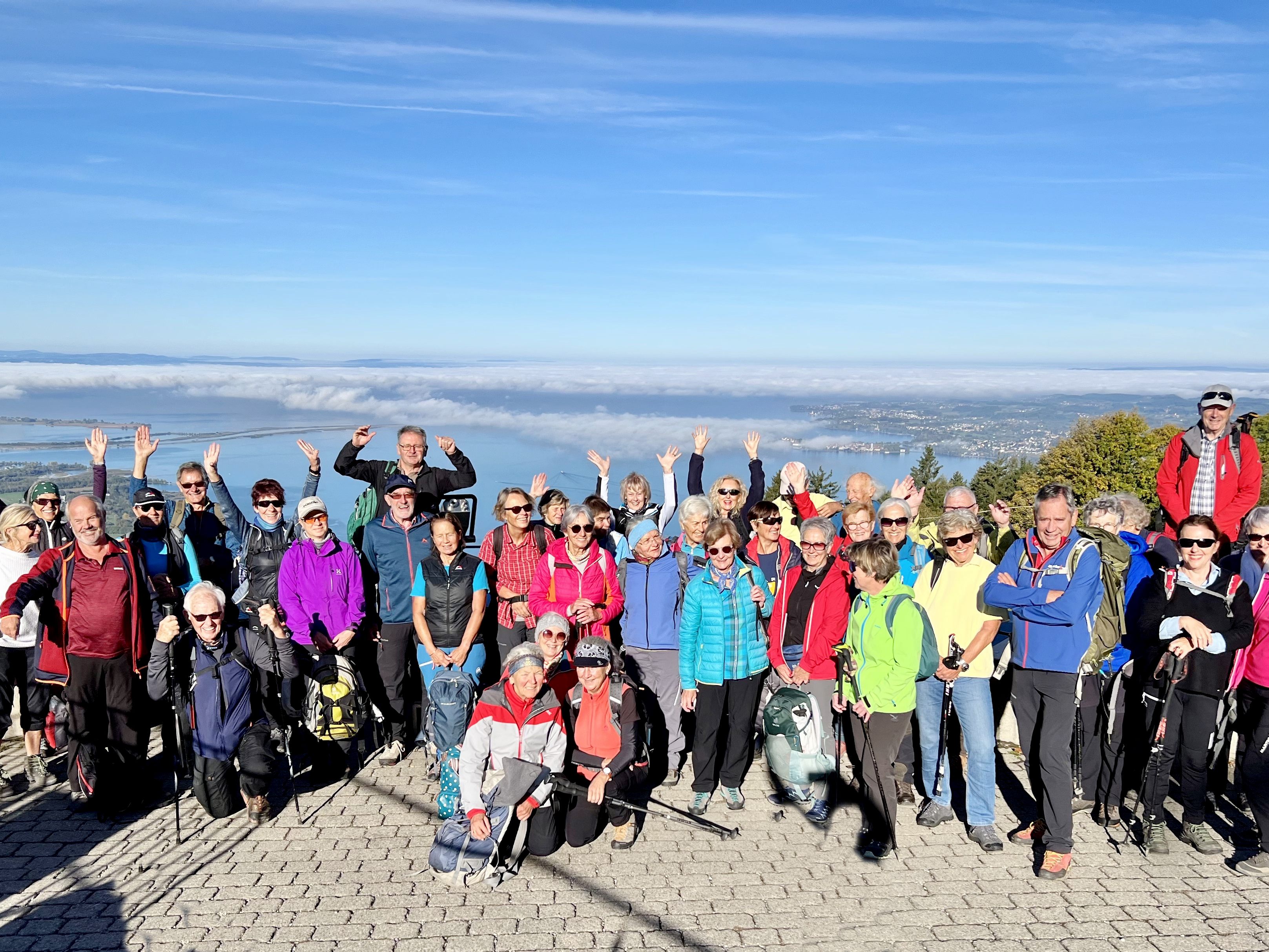 Die Bergfreunde vom Seniorenbund genossen das wunderbare Herbstwetter für die Begehung der drei Eintausender!