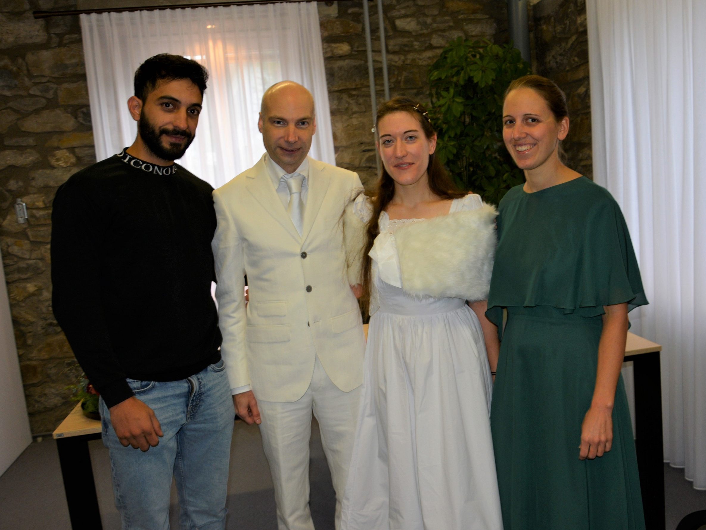 Das Brautpaar mit den Trauzeugen bei der standesamtlichen Hochzeit in Dornbirn.