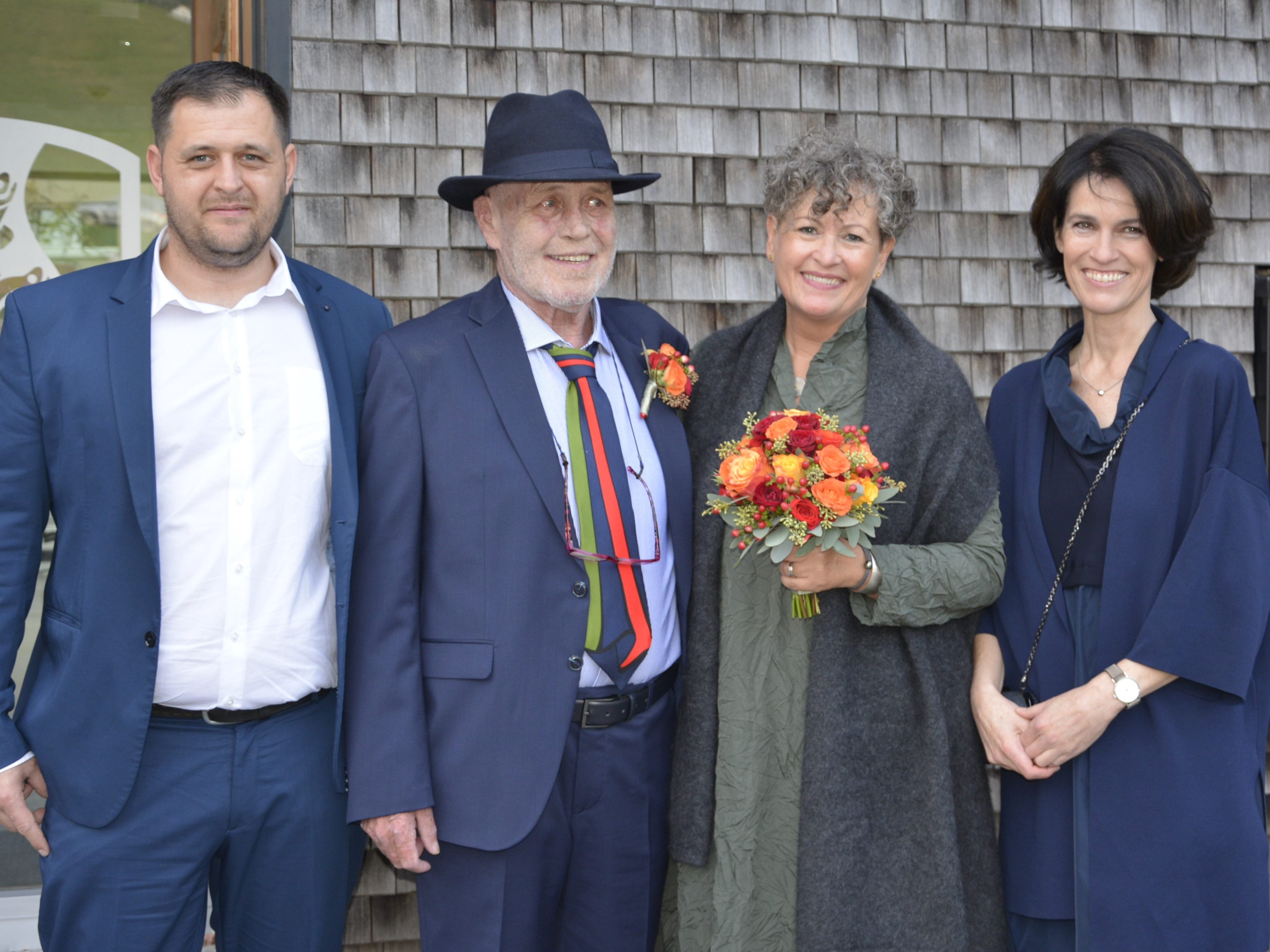 Das Brautpaar mit den Trauzeugen bei der standesamtlichen Hochzeit in Schwarzach.. Das Brautpaar mit den Trauzeugen bei der standesamtlichen Hochzeit in Schwarzach..