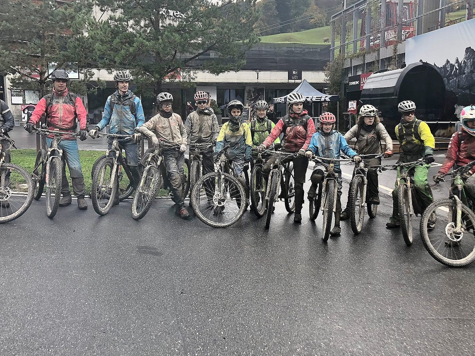 Ein bisschen Regenwetter hält echte Mountainbiker nicht ab. Ein bisschen Regenwetter hält echte Mountainbiker nicht ab.