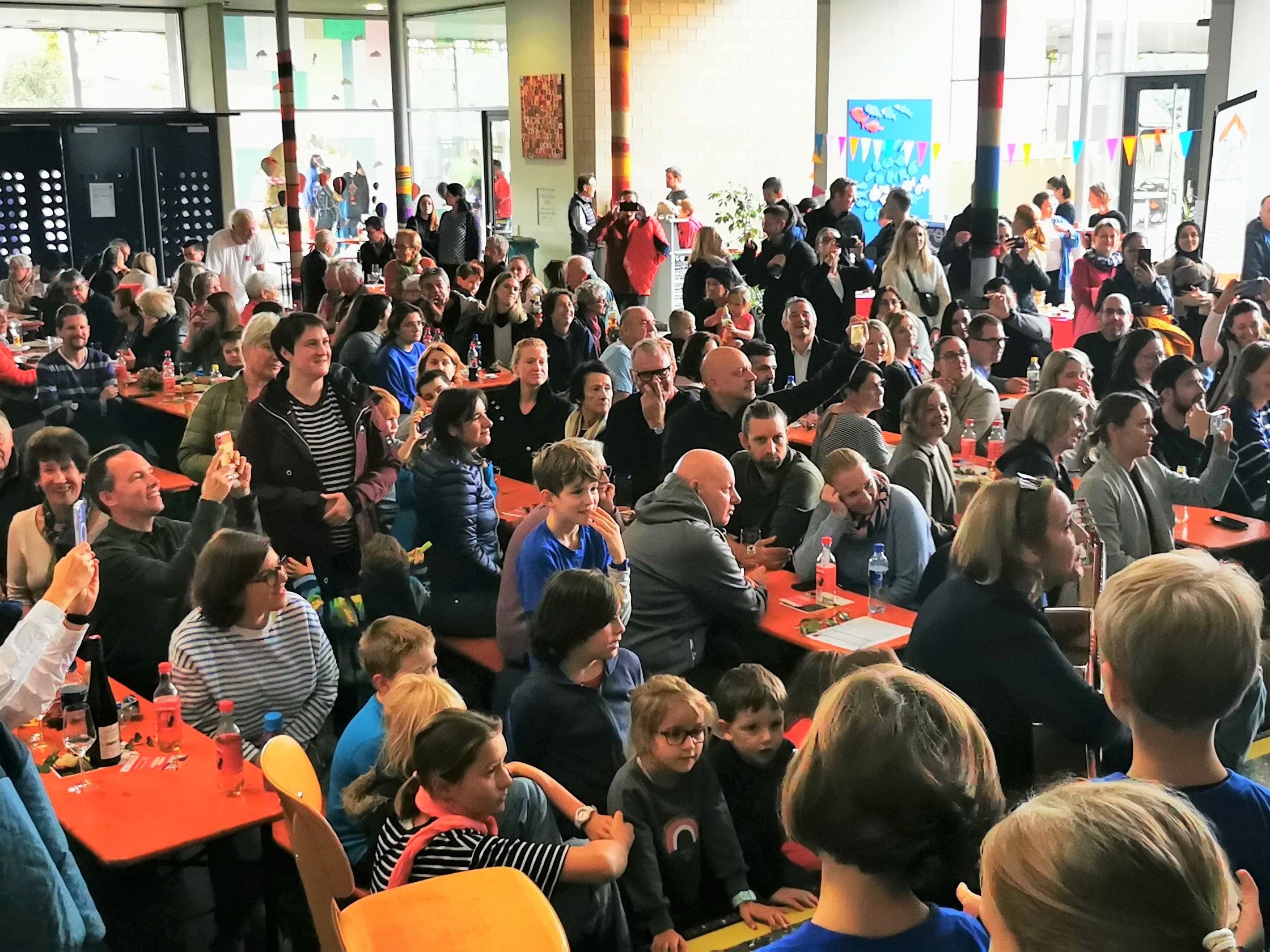 Trotz Regen und Kälte konnte das Weidacher Herbstfest in der Aula der Schule stattfinden. Trotz Regen und Kälte konnte das Weidacher Herbstfest in der Aula der Schule stattfinden.