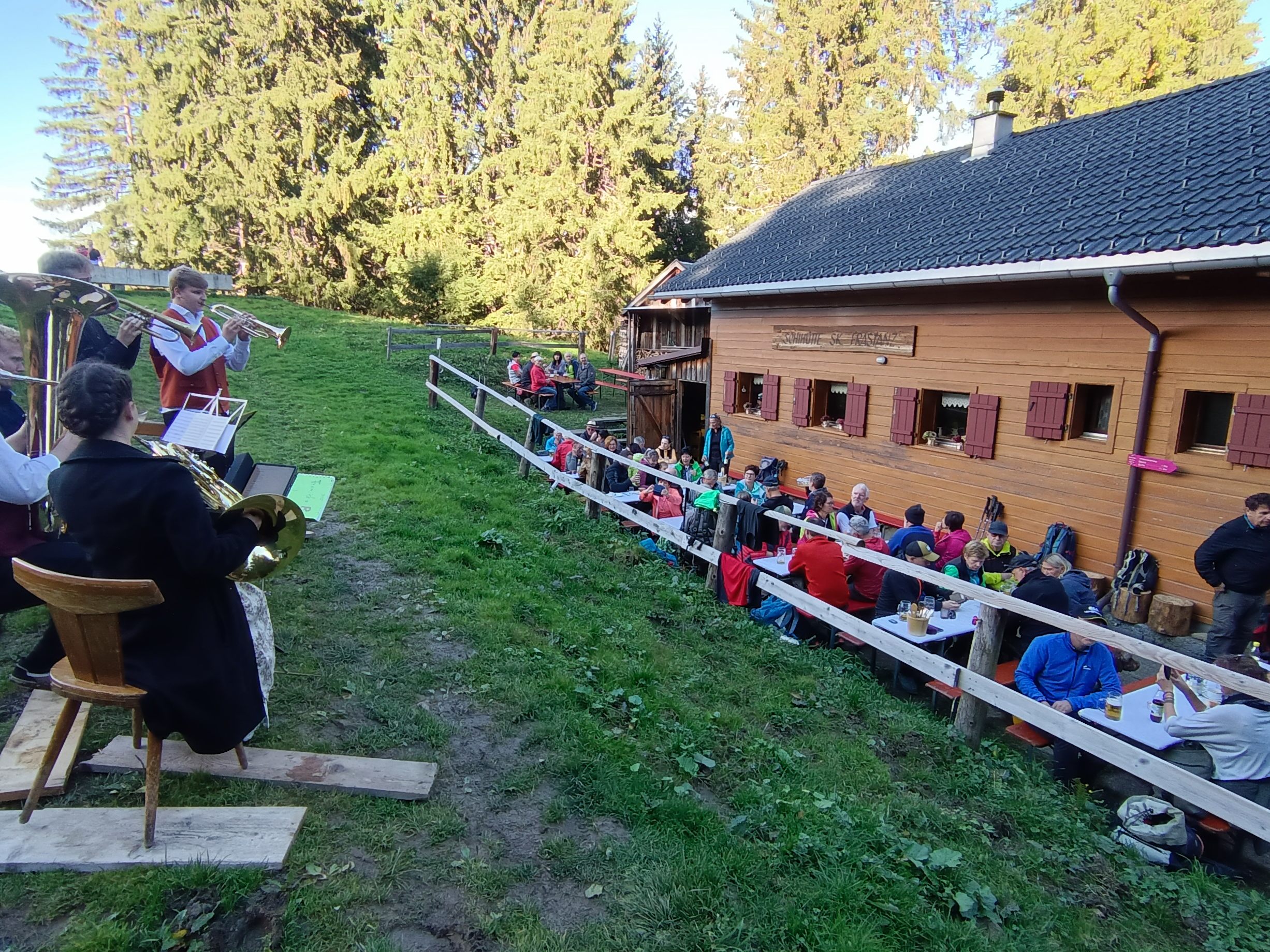 Stimmungsvolles Oktoberfest auf der Schihütte Frastanz