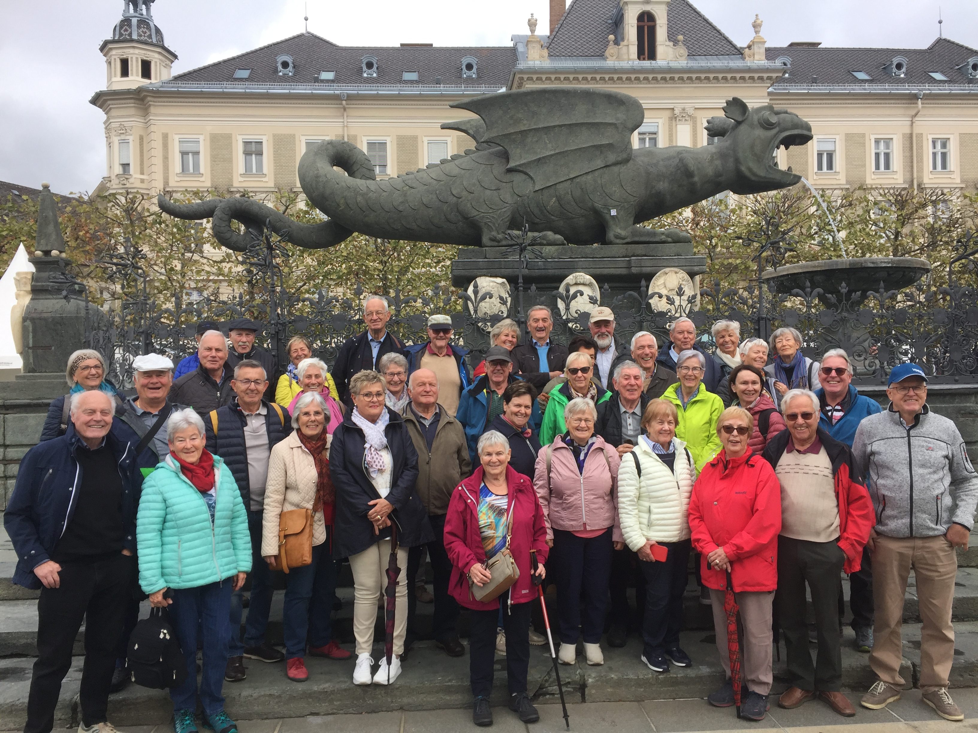 Lustenauer Senioren vor dem Lindwurm in Klagenfurt