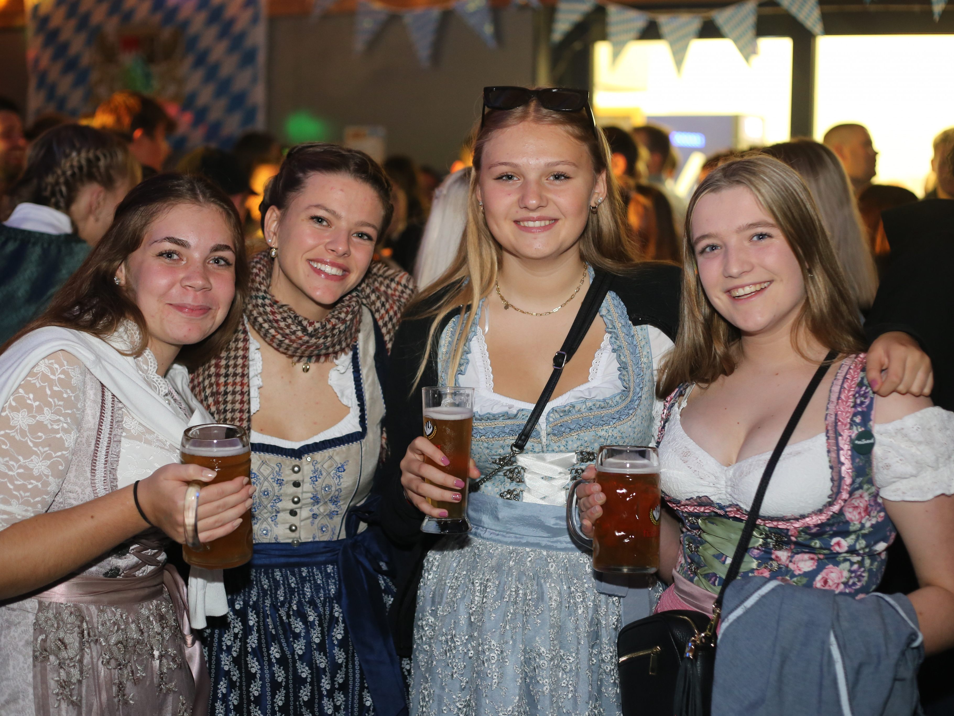 Chiara, Veronika, Melanie und Sophia kamen in Tracht. Chiara, Veronika, Melanie und Sophia kamen in Tracht.