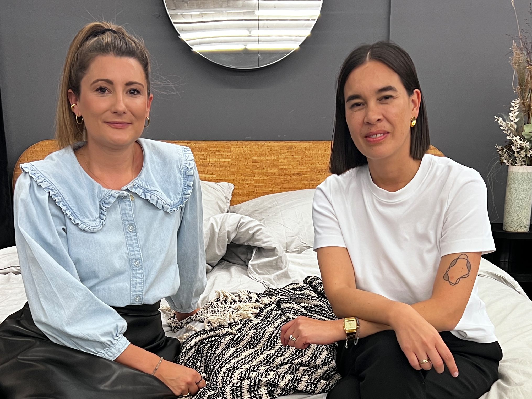 Clarissa und Kerstin präsentieren ihr gemeinsames Möbelstück.