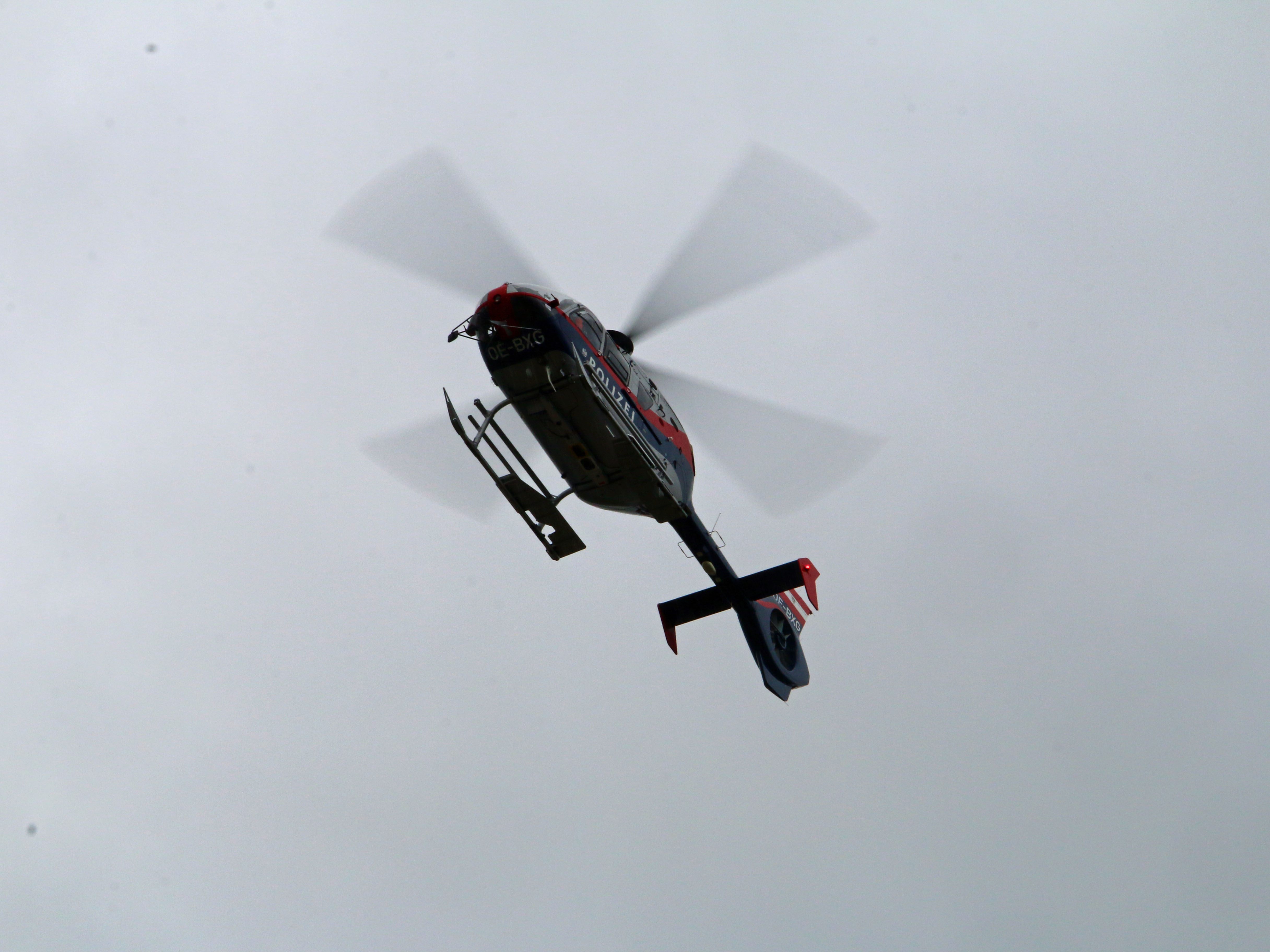 Eine 29-Jährige musste am Sonntag vom Polizeihubschrauber aus ihrer misslichen Lage befreit werden. Eine 29-Jährige musste am Sonntag vom Polizeihubschrauber aus ihrer misslichen Lage befreit werden.