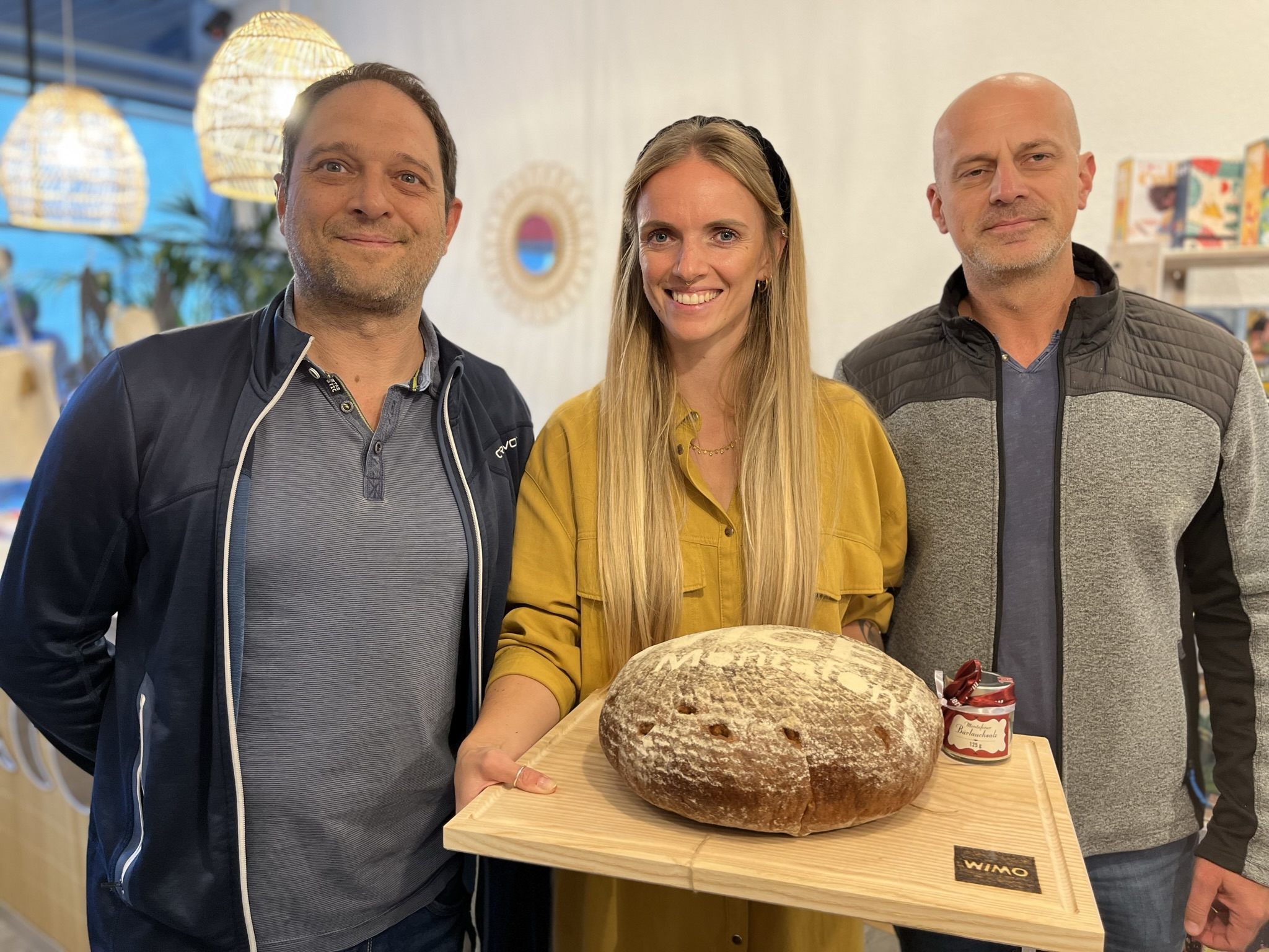 Mit Salz und Brot hießen Die Wige-Männer ihre neue Kollegin in Schruns willkommen.