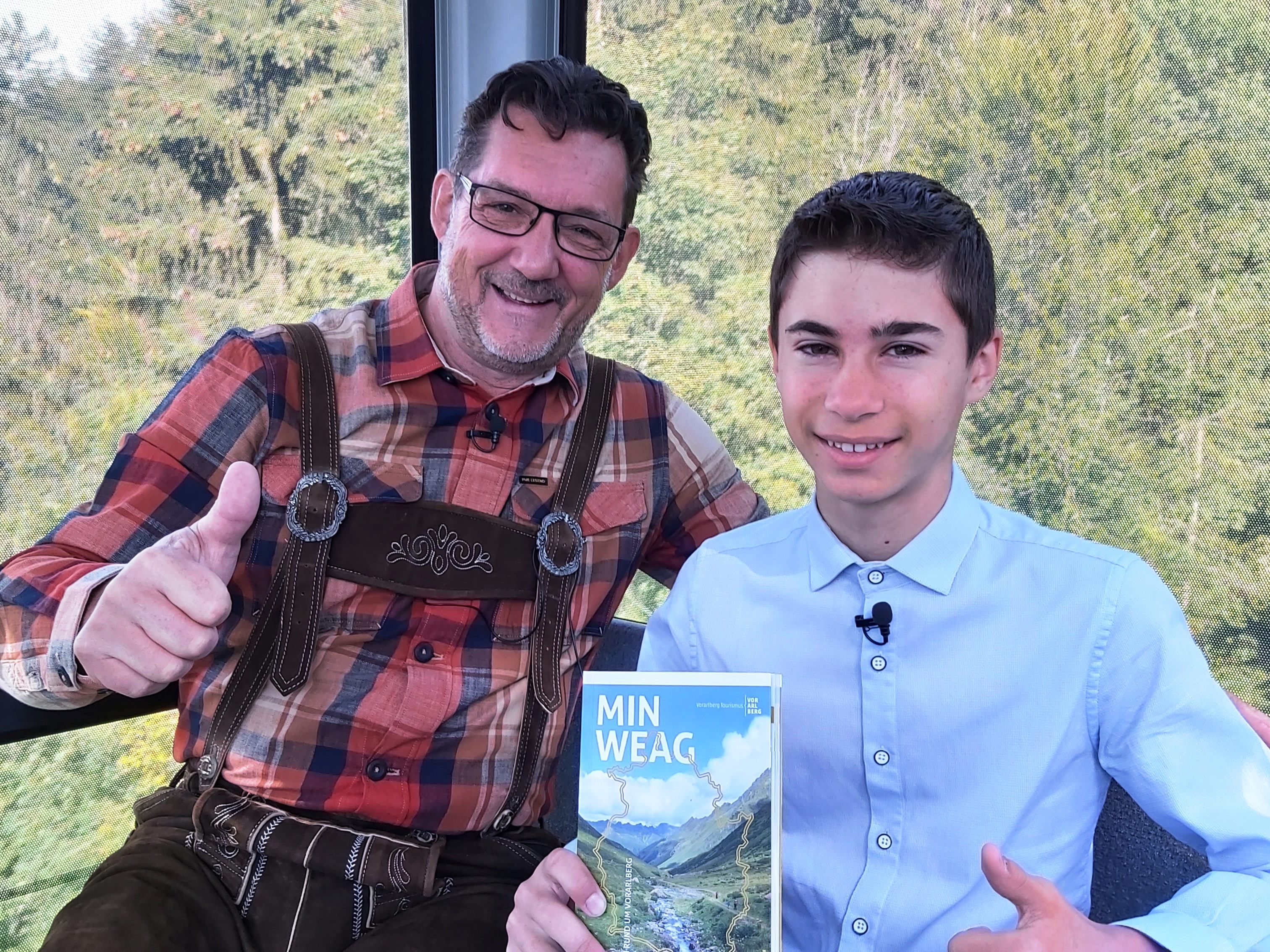 Laurenz Burtscher (re) erzählt Andreas Seeburger (li) während einer Gondlfahrt auf den Muttersberg über seinen festen Entschluss, Sportreporter zu werden. Laurenz Burtscher (re) erzählt Andreas Seeburger (li) während einer Gondlfahrt auf den Muttersberg über seinen festen Entschluss, Sportreporter zu werden.