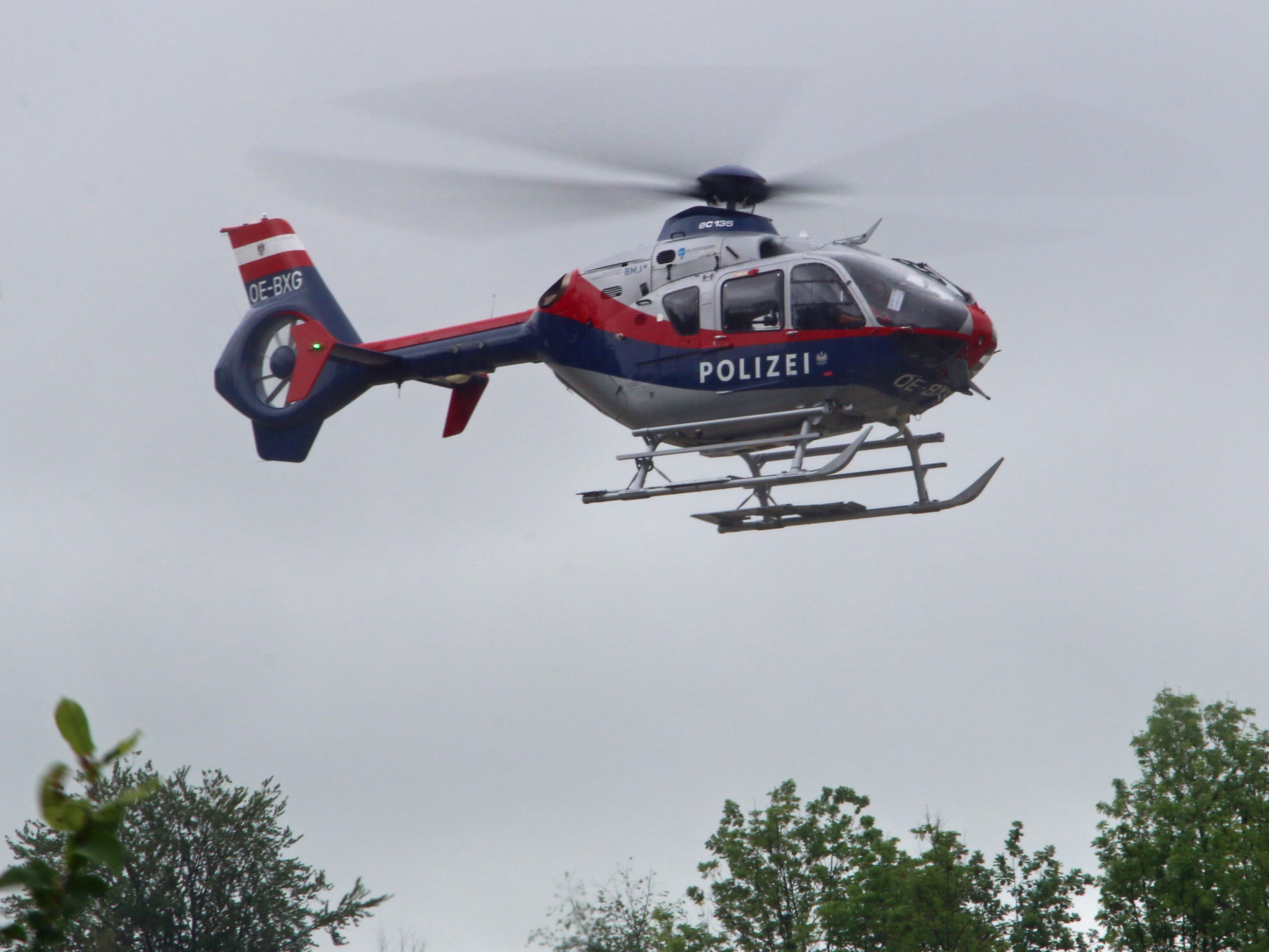 Der Polizeihubschrauber Libelle flog den Mann ins LKH Feldkirch. (Symbolbild)