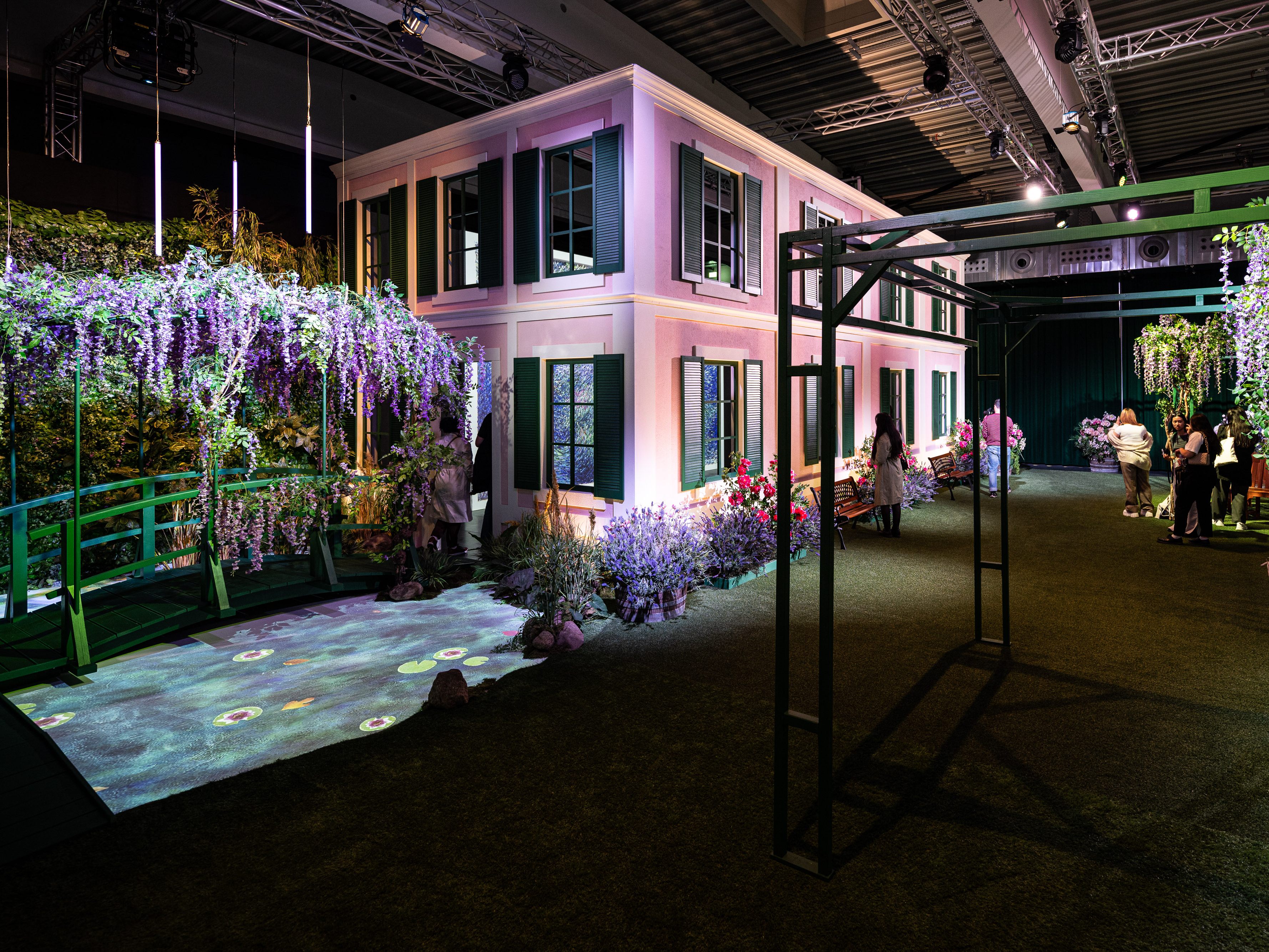 Die immersive Ausstellung "MONETS GARTEN" gastiert in der Wiener Marx Halle. Die immersive Ausstellung "MONETS GARTEN" gastiert in der Wiener Marx Halle.