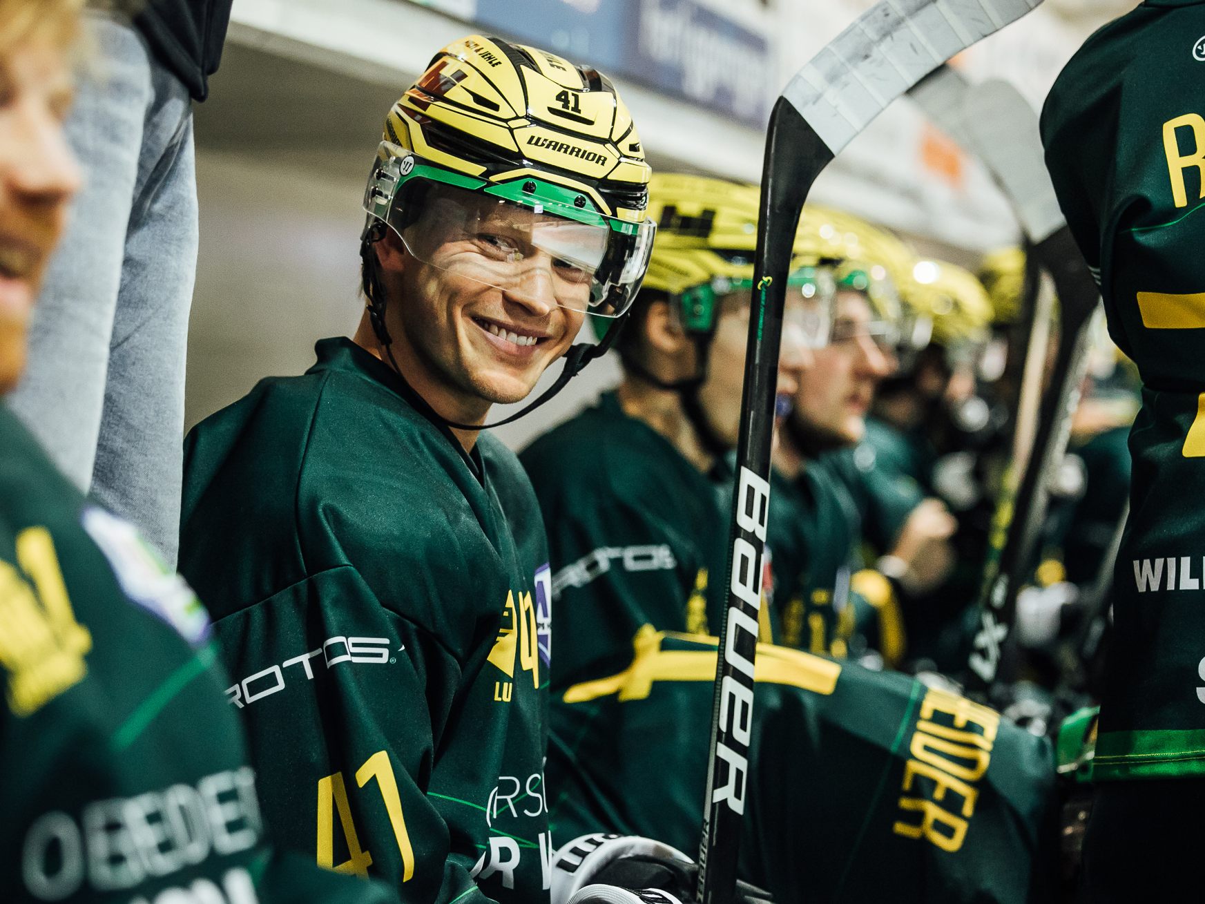 EHC Verteidiger Mads Larsen freut sich über den ersten vollen Erfolg