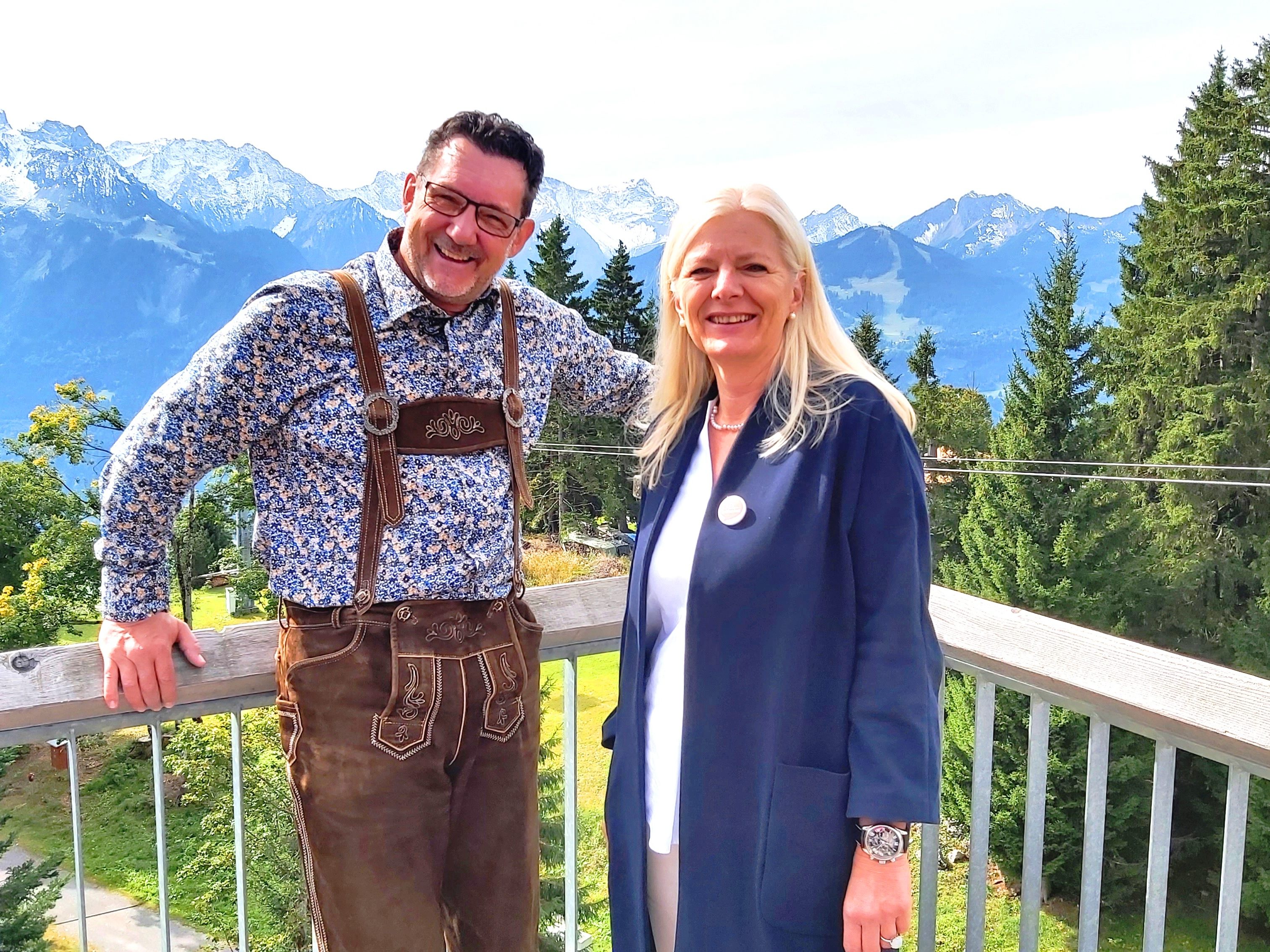 Die Geschäftsführerin der Lebenshilfe Vorarlberg, Michaela Wagner-Braito (re), ist zu Gast bei Andreas Seeburger (li) in der Muttersberg TV Gondel. Die Geschäftsführerin der Lebenshilfe Vorarlberg, Michaela Wagner-Braito (re), ist zu Gast bei Andreas Seeburger (li) in der Muttersberg TV Gondel.