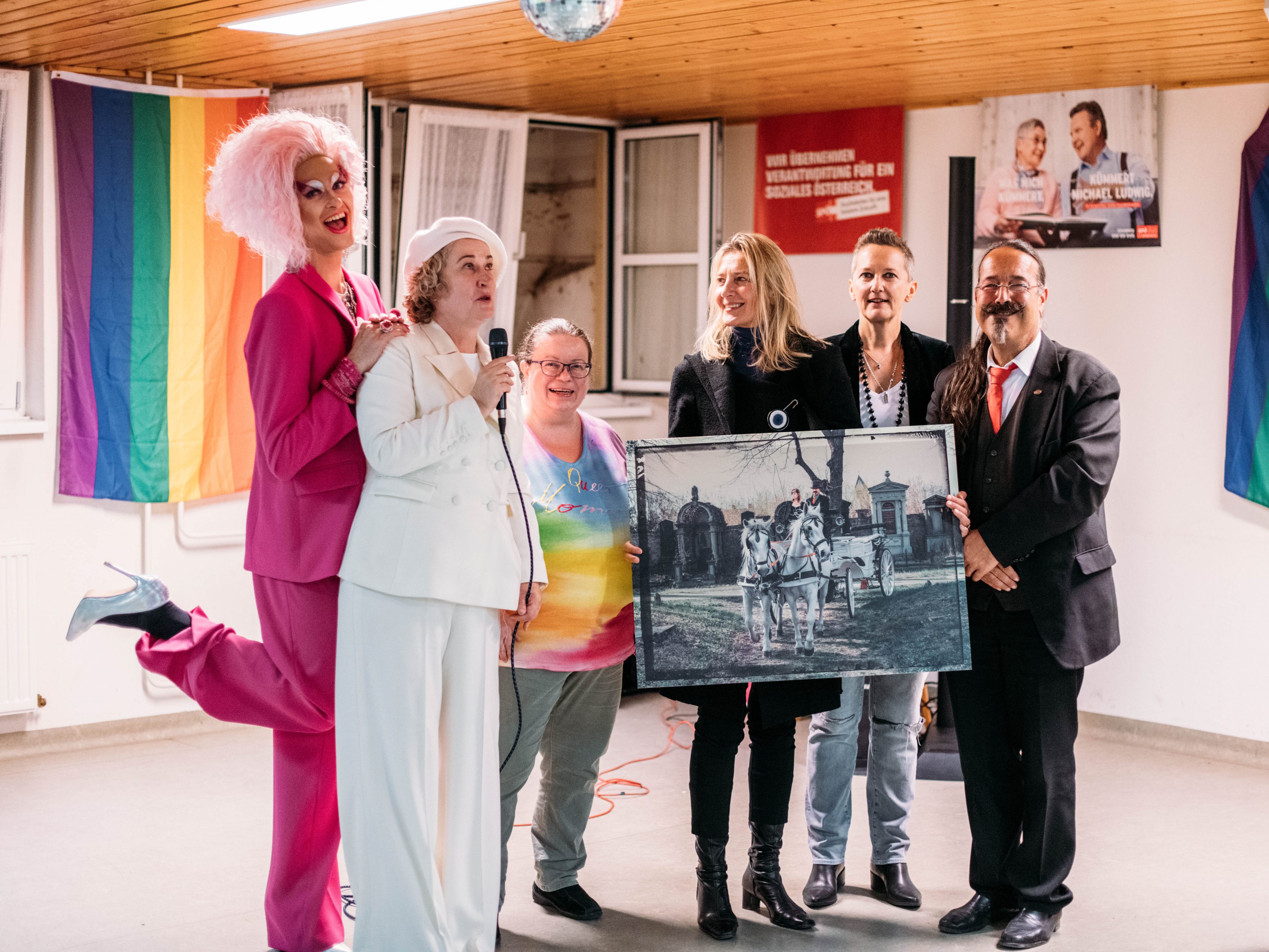 Rund 100 Tanzfreudige tanzten beim 8. Queer Dance im Gemeindebau in Wien-Simmering für mehr Toleranz. Rund 100 Tanzfreudige tanzten beim 8. Queer Dance im Gemeindebau in Wien-Simmering für mehr Toleranz.