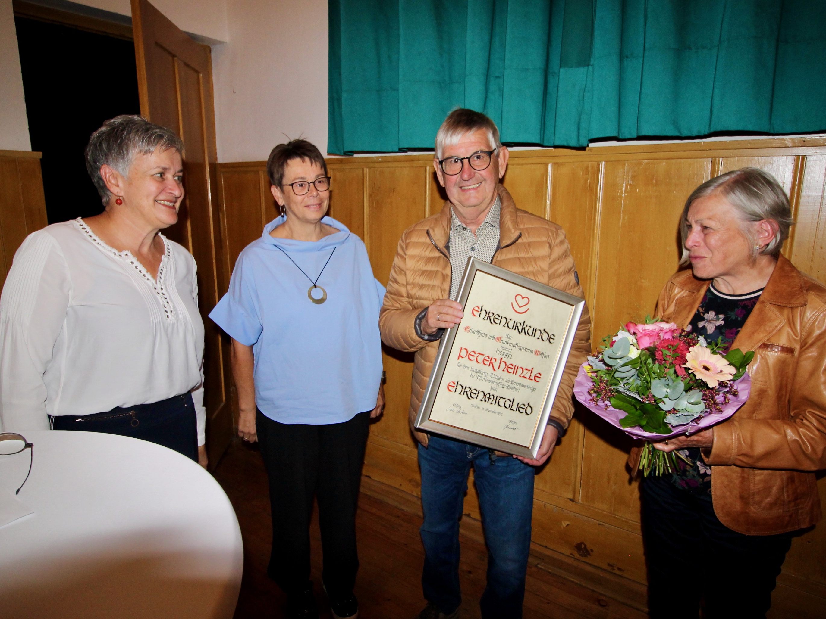 Maria Claeßens und Karoline Bücheler dankten Peter Heinzle sowie seiner Gattin Inge für das langjährige Engagement. Maria Claeßens und Karoline Bücheler dankten Peter Heinzle sowie seiner Gattin Inge für das langjährige Engagement.