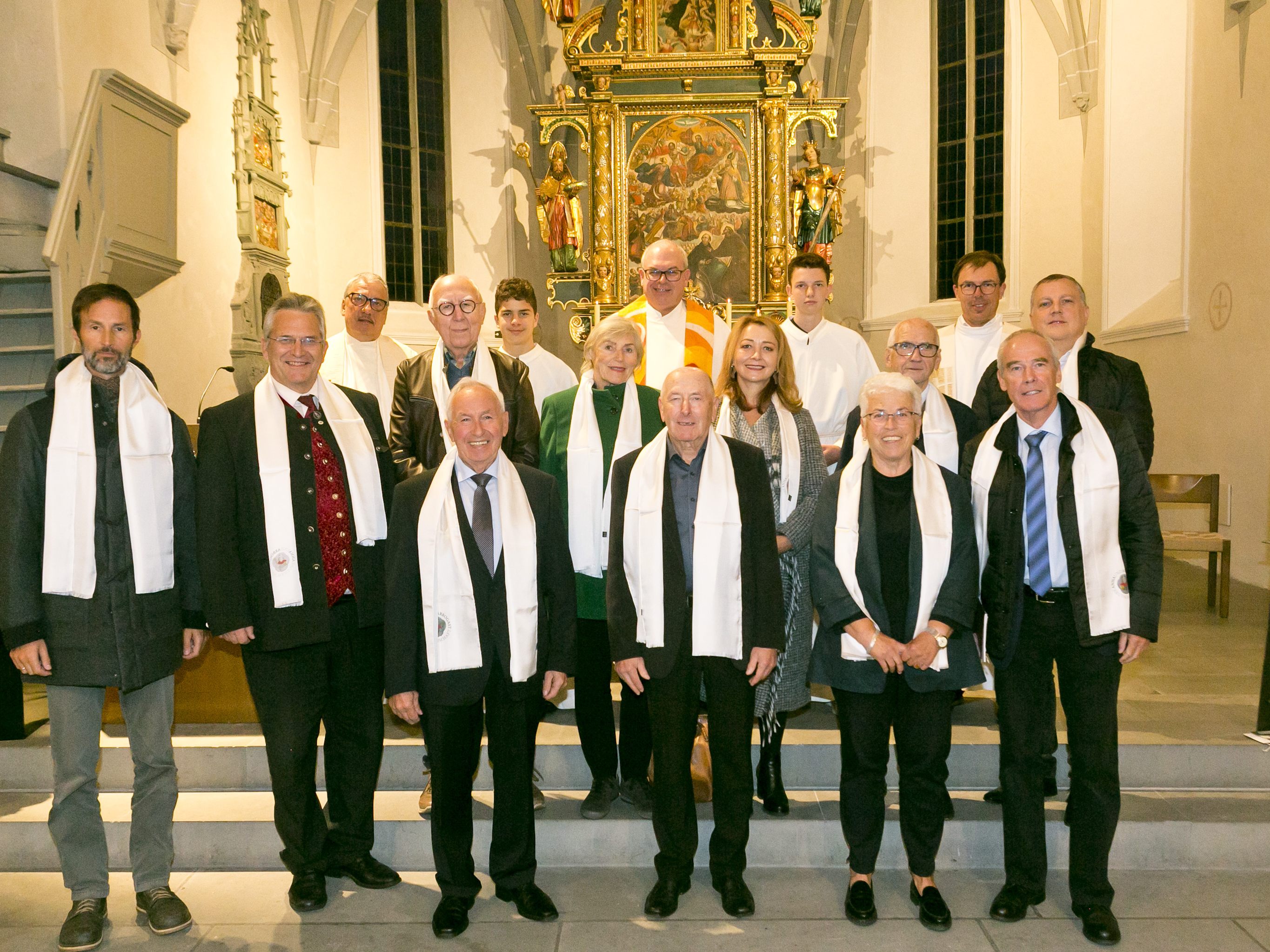 Die neu aufgenommenen Schwestern und Brüder der Bruderschaft St. Arbogast und St. Anna Die neu aufgenommenen Schwestern und Brüder der Bruderschaft St. Arbogast und St. Anna
