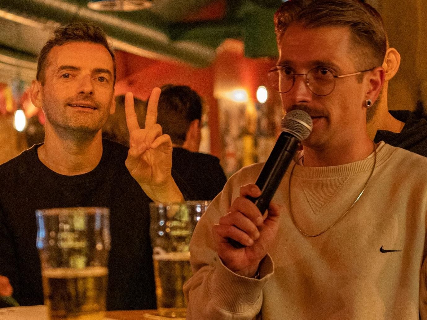 Das Pub Quiz in der Bunt Bar erfreut sich stetig wachsender Beliebtheit, nicht zuletzt wegen der Fragen von Quizmaster Max Behrle (r.).
