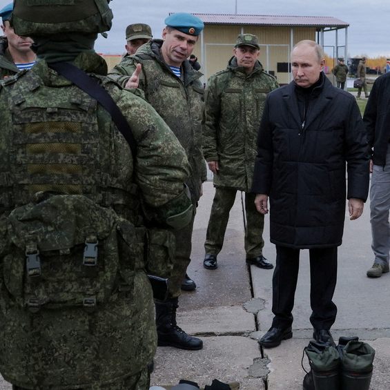 Putin im einem Trainingscamp des russischen Militärs für einberufenen Reservisten Ende Oktober 2022.