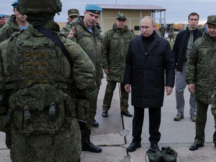 Putin im einem Trainingscamp des russischen Militärs für einberufenen Reservisten Ende Oktober 2022.