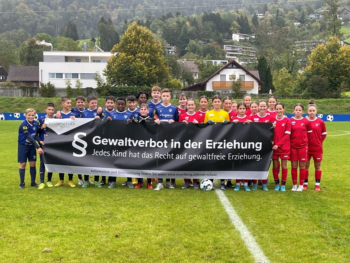 Der SV typico Lochau beteiligte sich beim großen Heimspieltag im Stadion Hoferfeld an der landesweiten Aktion „Gewaltverbot in der Erziehung“, im Bild die U14 Burschen des SV typico Lochau und die U16 VFV Mädchen Auswahl. Der SV typico Lochau beteiligte sich beim großen Heimspieltag im Stadion Hoferfeld an der landesweiten Aktion „Gewaltverbot in der Erziehung“, im Bild die U14 Burschen des SV typico Lochau und die U16 VFV Mädchen Auswahl.