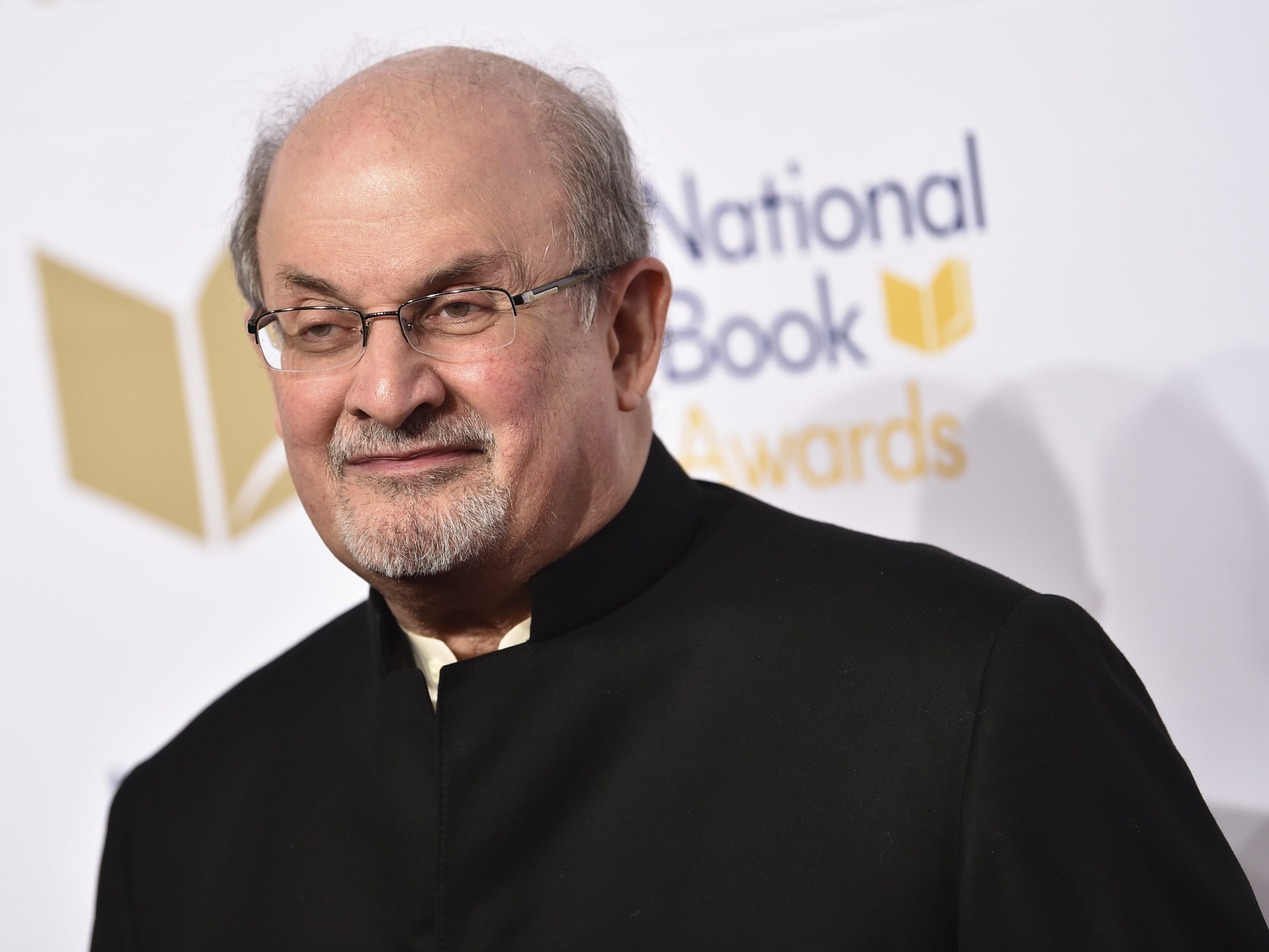 Schriftsteller Salman Rushdie ist seit dem Angriff auf einem Auge blind. Schriftsteller Salman Rushdie ist seit dem Angriff auf einem Auge blind.