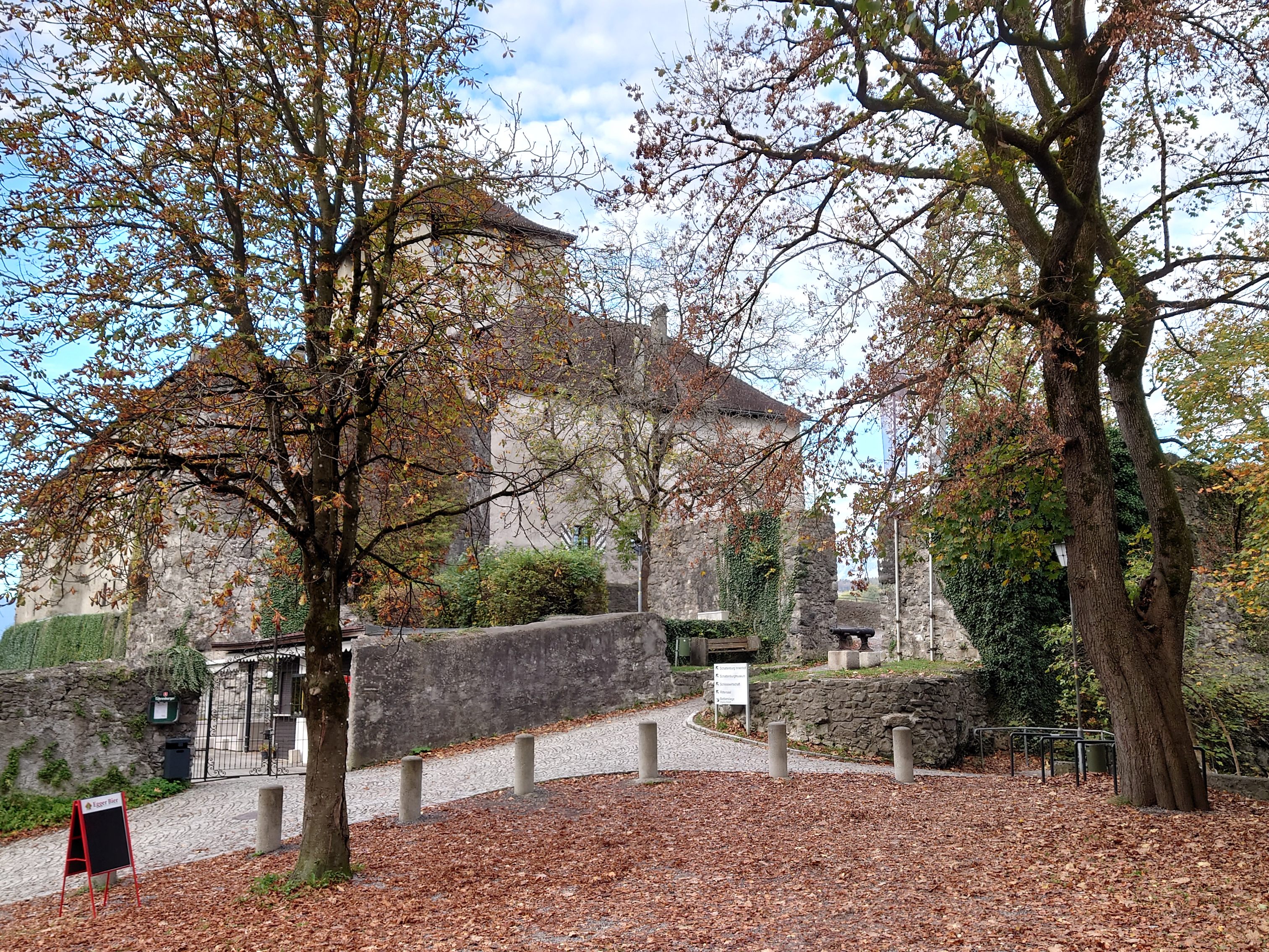 Zu Allerheiligen bleibt das Schattenburgmuseum geschlossen, doch danach hat es dienstags bis samstags von 13.30 - 16.00 Uhr und an Sonn- und Feiertagen von 11.00 - 16.00 Uhr geöffnet.
