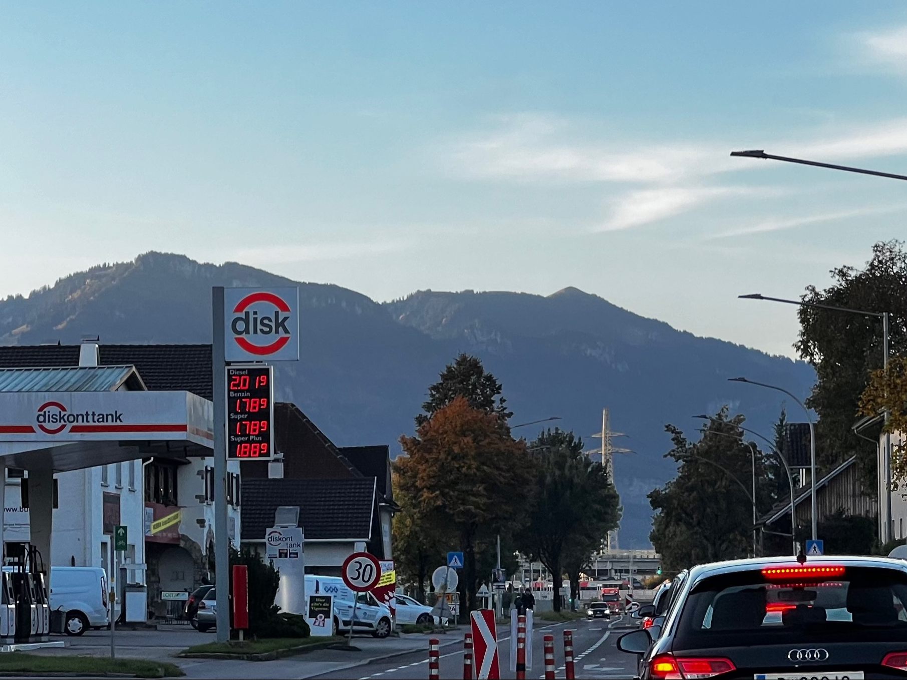 Selbst bei Diskont-Tankstellen liegt der Dieselpreis am donnerstagmorgen deutlich über zwei Euro.