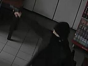 Die Polizei konnte einen Tatverdächtigen ausforschen und festnehmen. Die Polizei konnte einen Tatverdächtigen ausforschen und festnehmen.