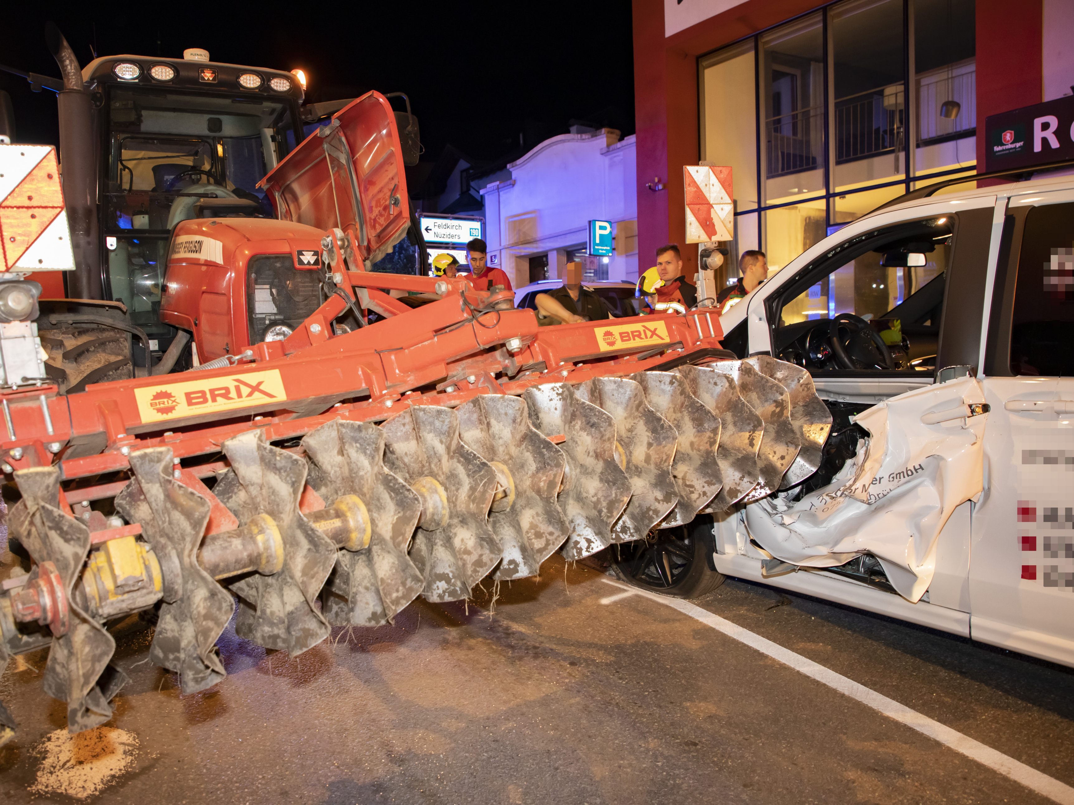 Traktor gegen Pkw