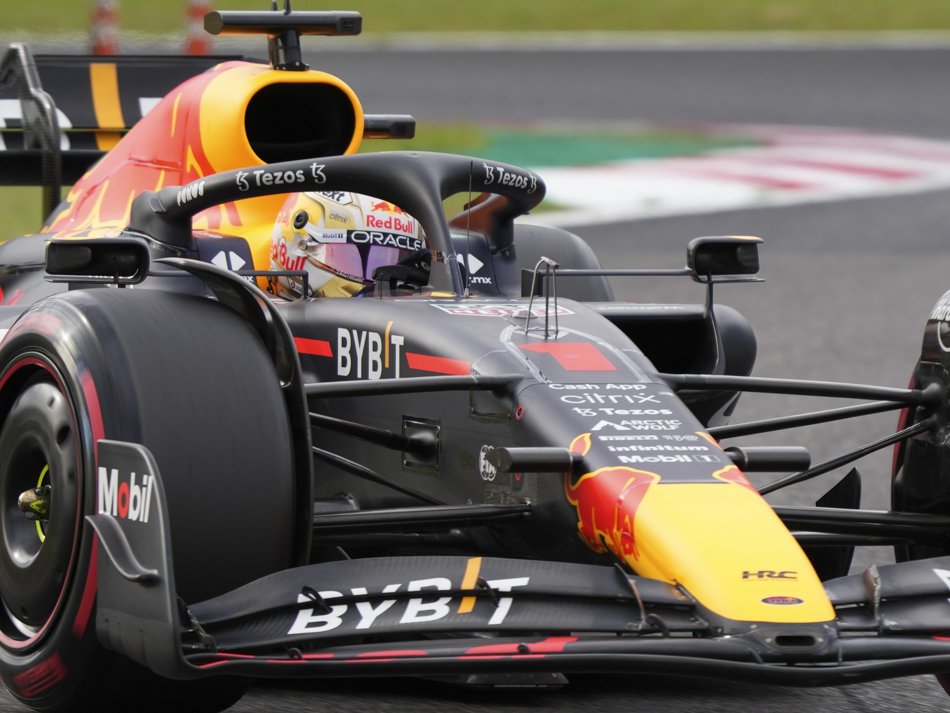 Max Verstappen startet am Sonntag in Suzuka von Pole Position.