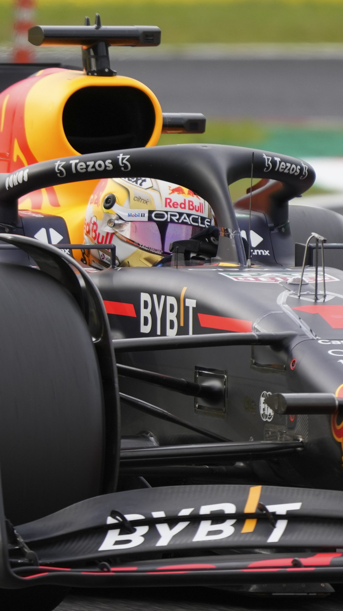 Max Verstappen startet am Sonntag in Suzuka von Pole Position.