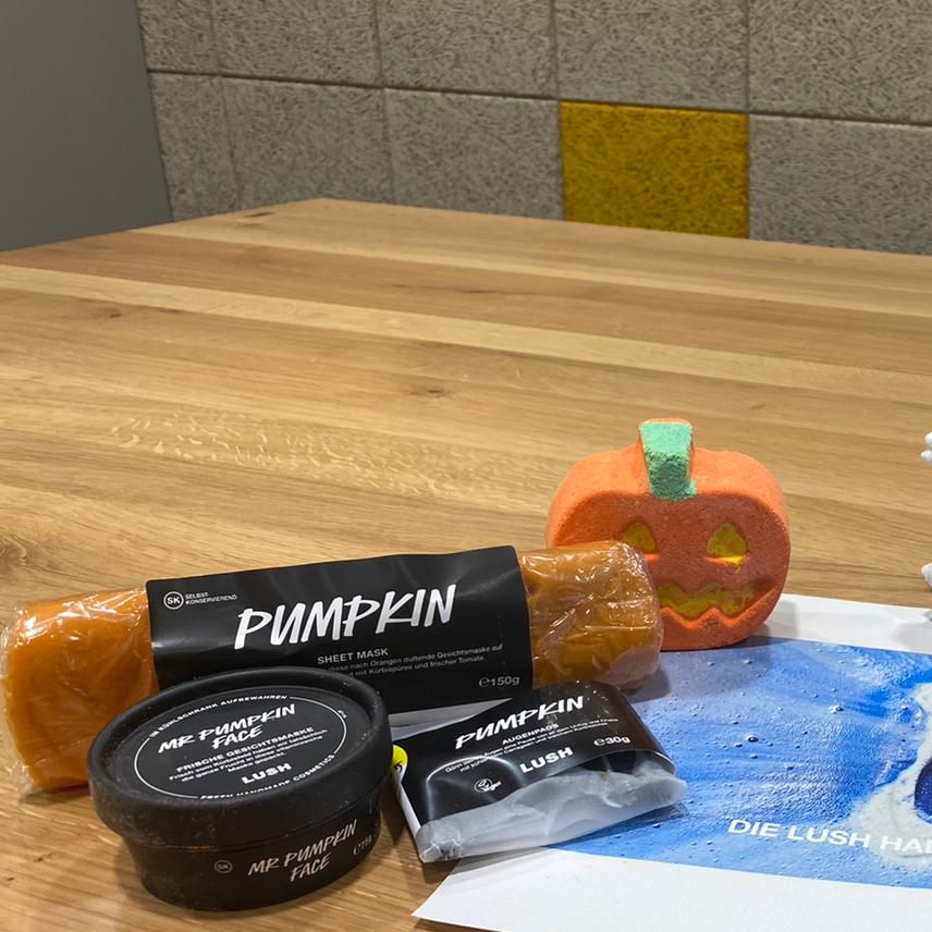 Gewinne eines von zwei Lush-Halloween-Paketen.