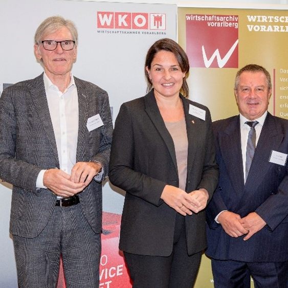 v.l.n.r. Wirtschaftskammerpräsident Wilfried Hopfner, Landtags-Vizepräsidentin Monika Vonier, Vorsitzender des Wirtschaftsarchivs Arno Fitz und Geschäftsführer des Wirtschaftsarchivs Gerhard Siegl.