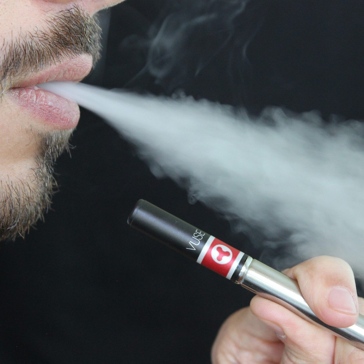 Japan Tobacco klagt über Steuervorteile bei Verdampfern.