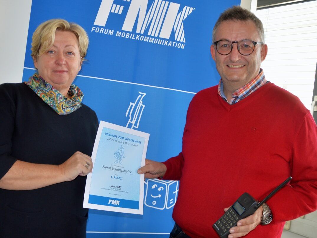 Margit Kropik, GF des FMK und Horst Willingshofer mit seinem 29 Jahre alten Ericsson GH198, das noch immer gut funktioniert. Margit Kropik, GF des FMK und Horst Willingshofer mit seinem 29 Jahre alten Ericsson GH198, das noch immer gut funktioniert.