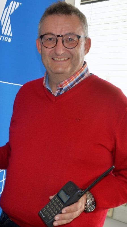 Margit Kropik, GF des FMK und Horst Willingshofer mit seinem 29 Jahre alten Ericsson GH198, das noch immer gut funktioniert.