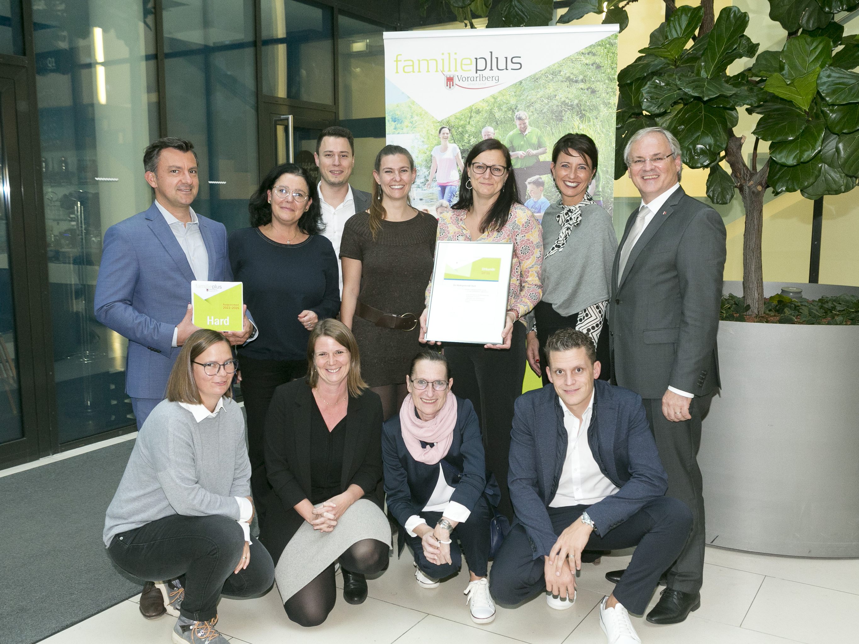 Landtagspräsident Harald Sonderegger (r.) gratuliert dem Harder familieplus-Team zur erfolgreichen ersten Auszeichnung der Marktgemeinde mit dem familieplus-Gütesiegel. Landtagspräsident Harald Sonderegger (r.) gratuliert dem Harder familieplus-Team zur erfolgreichen ersten Auszeichnung der Marktgemeinde mit dem familieplus-Gütesiegel.