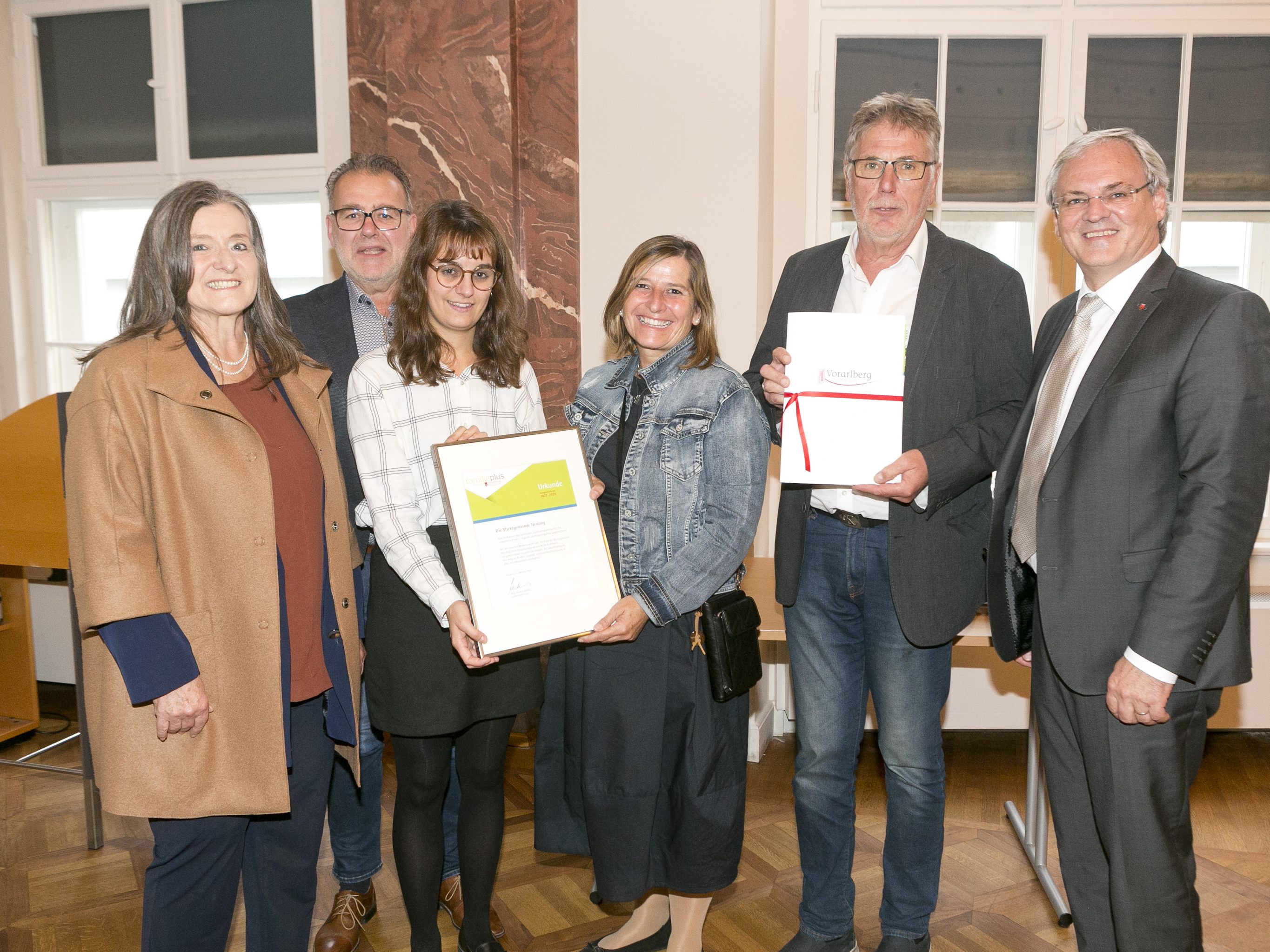 Landtagspräsident Harald Sonderegger (r.) und Gemeindebegleiterin Gabriele Greussing (r.) gratulieren dem Nenzinger familieplus-Team zur erneuten Auszeichnung der Marktgemeinde mit dem familieplus-Gütesiegel. Landtagspräsident Harald Sonderegger (r.) und Gemeindebegleiterin Gabriele Greussing (r.) gratulieren dem Nenzinger familieplus-Team zur erneuten Auszeichnung der Marktgemeinde mit dem familieplus-Gütesiegel.