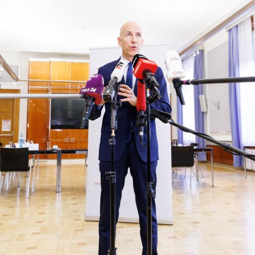 Arbeitsminister Martin Kocher (ÖVP) spricht bei einer Pressekonferenz am Montag zum Thema Digital Skills.