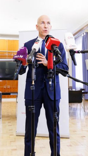 Arbeitsminister Martin Kocher (ÖVP) spricht bei einer Pressekonferenz am Montag zum Thema Digital Skills.